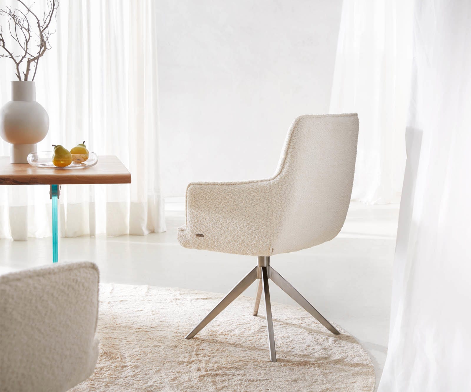 Drehstuhl Heira-Flex mit Armlehnen Bouclé Weiß Kreuzgestell breit Edelstahl 360° drehbar Taschenfederkern 4 Drehstuhl Heira-Flex mit Armlehnen Bouclé Weiß Kreuzgestell breit Edelstahl 360° drehbar Taschenfederkern 4