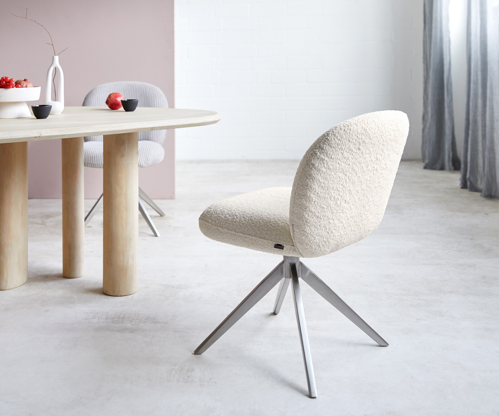 Drehstuhl Nube-Flex Bouclé Weiß Kreuzgestell breit Edelstahl 360° drehbar Taschenfederkern 4