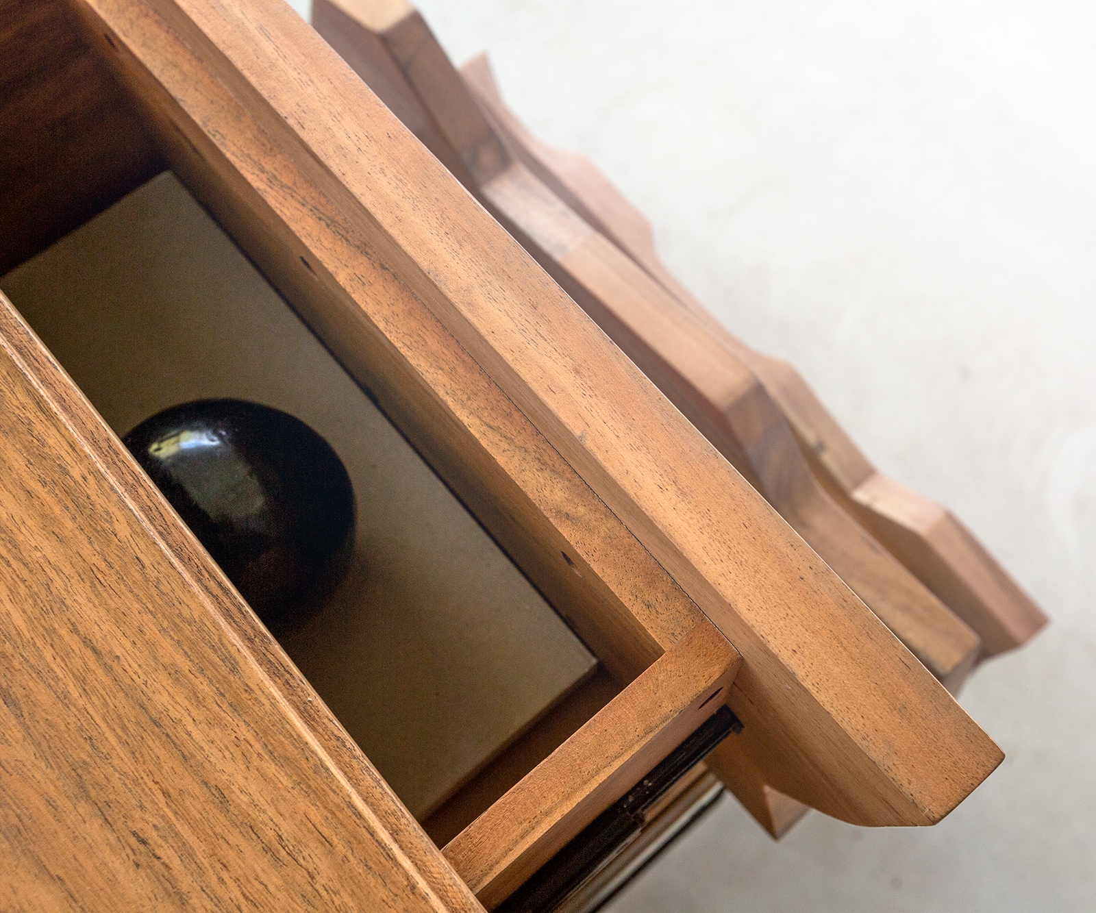 Sideboard Solu 145 cm Akazie Natur 2 Türen 3 Schübe Fuß schwebend Metall Schwarz 3D-Front 6 Sideboard Solu 145 cm Akazie Natur 2 Türen 3 Schübe Fuß schwebend Metall Schwarz 3D-Front 6