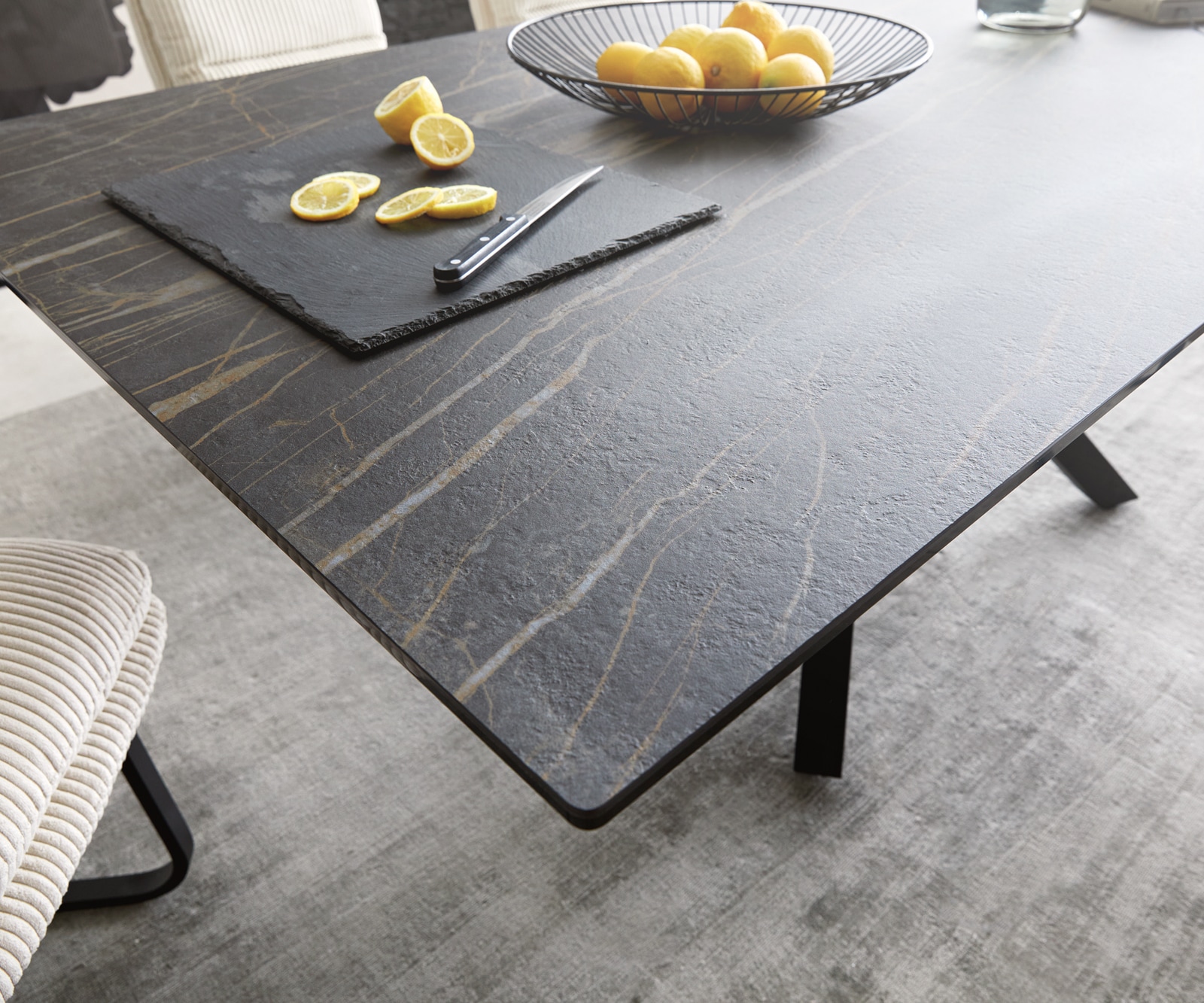 Esstisch Edge 200x100cm Keramik Laminam®Noir Desir Braun Mittelfuß Kreuz Schwarz 3 Esstisch Edge 200x100cm Keramik Laminam®Noir Desir Braun Mittelfuß Kreuz Schwarz 3