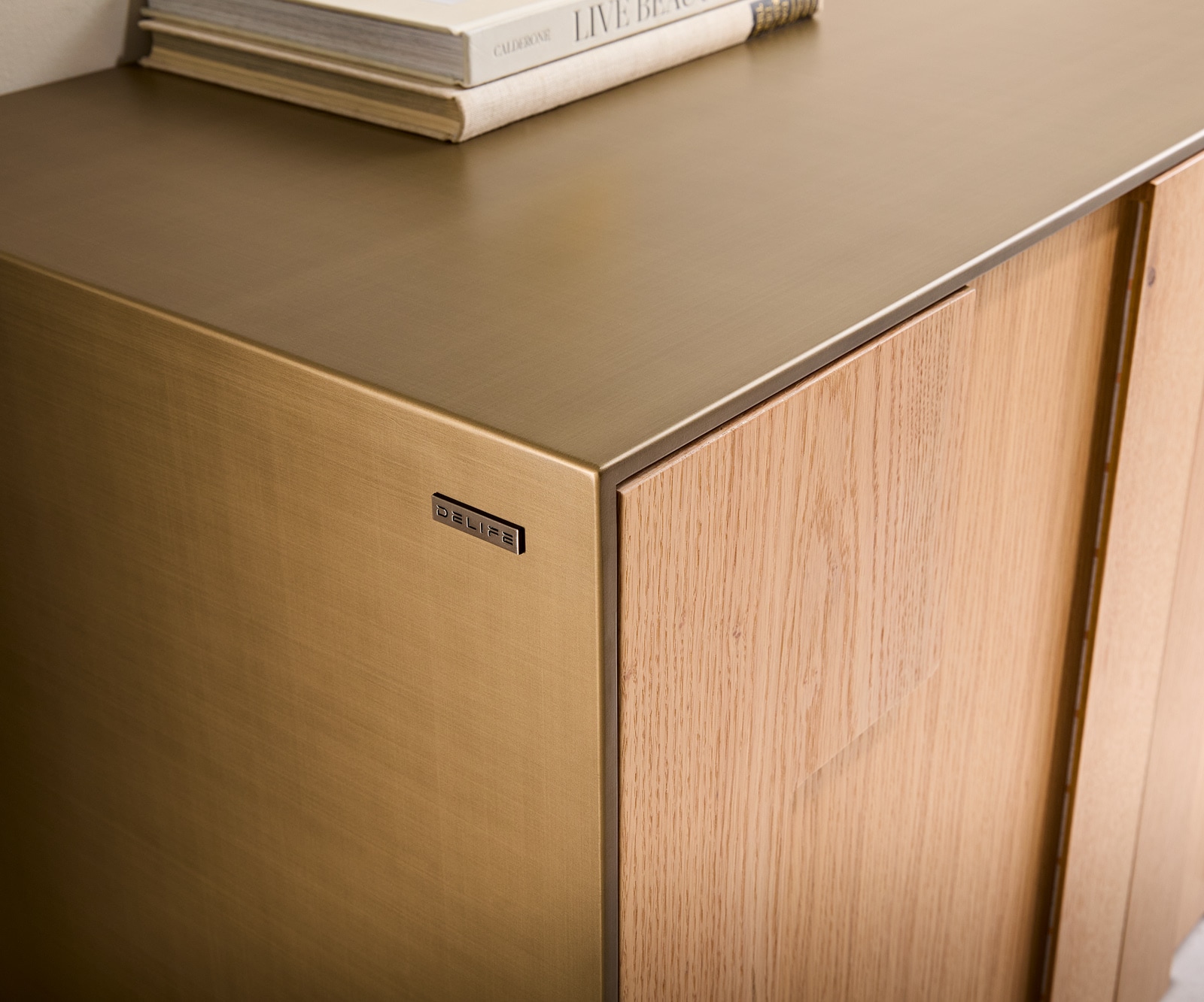 Buffet Taka 200 cm doré métallique 4 portes pied acrylique 3 Buffet Taka 200 cm doré métallique 4 portes pied acrylique 3