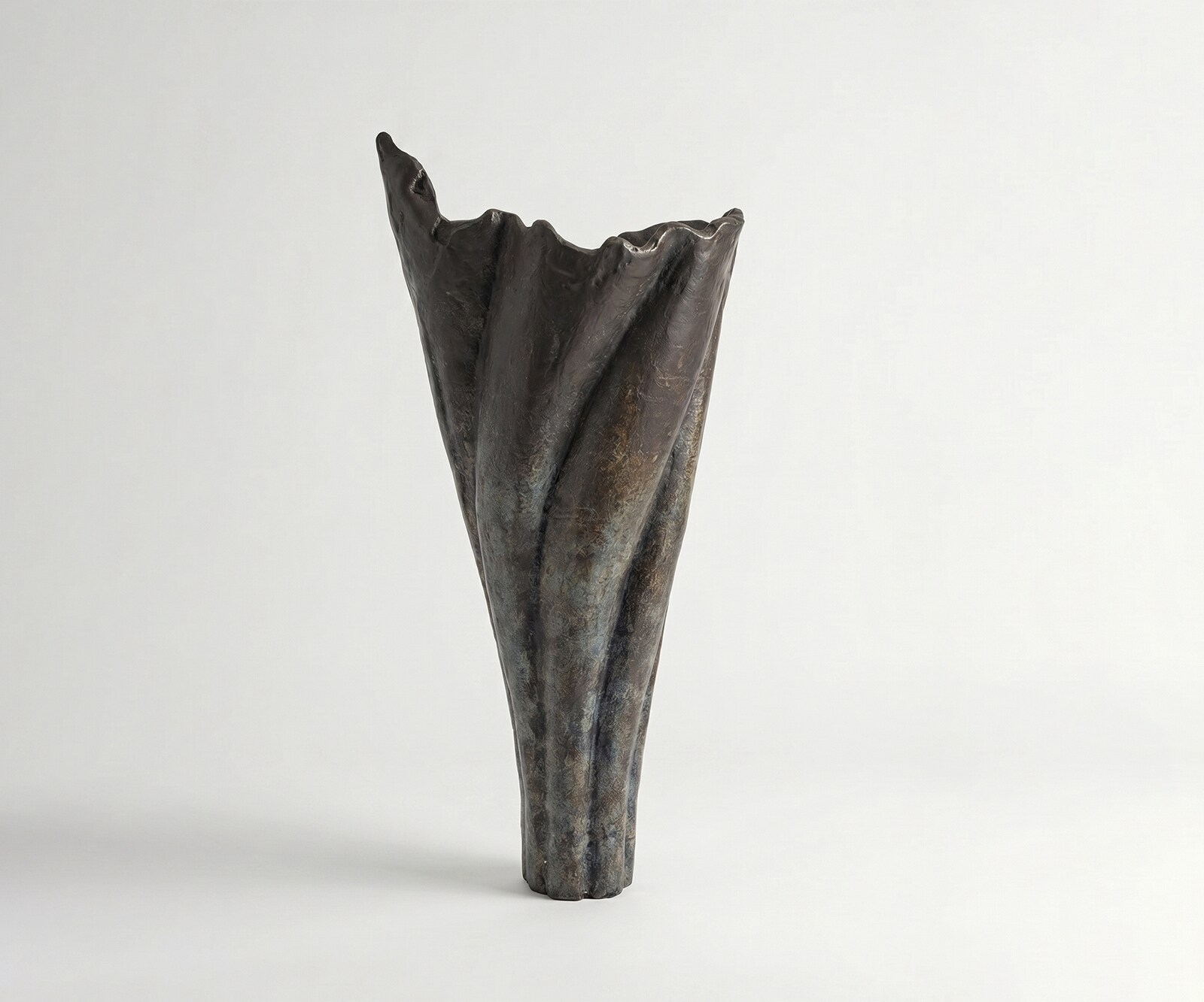 Vase Flamara B33 x T29 x H74 cm Aluminium Umbra Antica Handgemacht