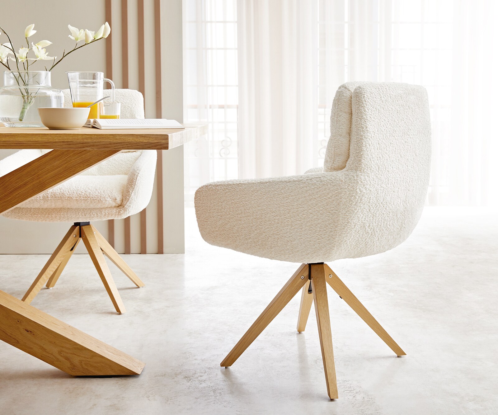 Chaise-de-salle-à-manger Abelia-Flex avec accoudoirs bouclé blanc pied en bois angulaire naturel 4