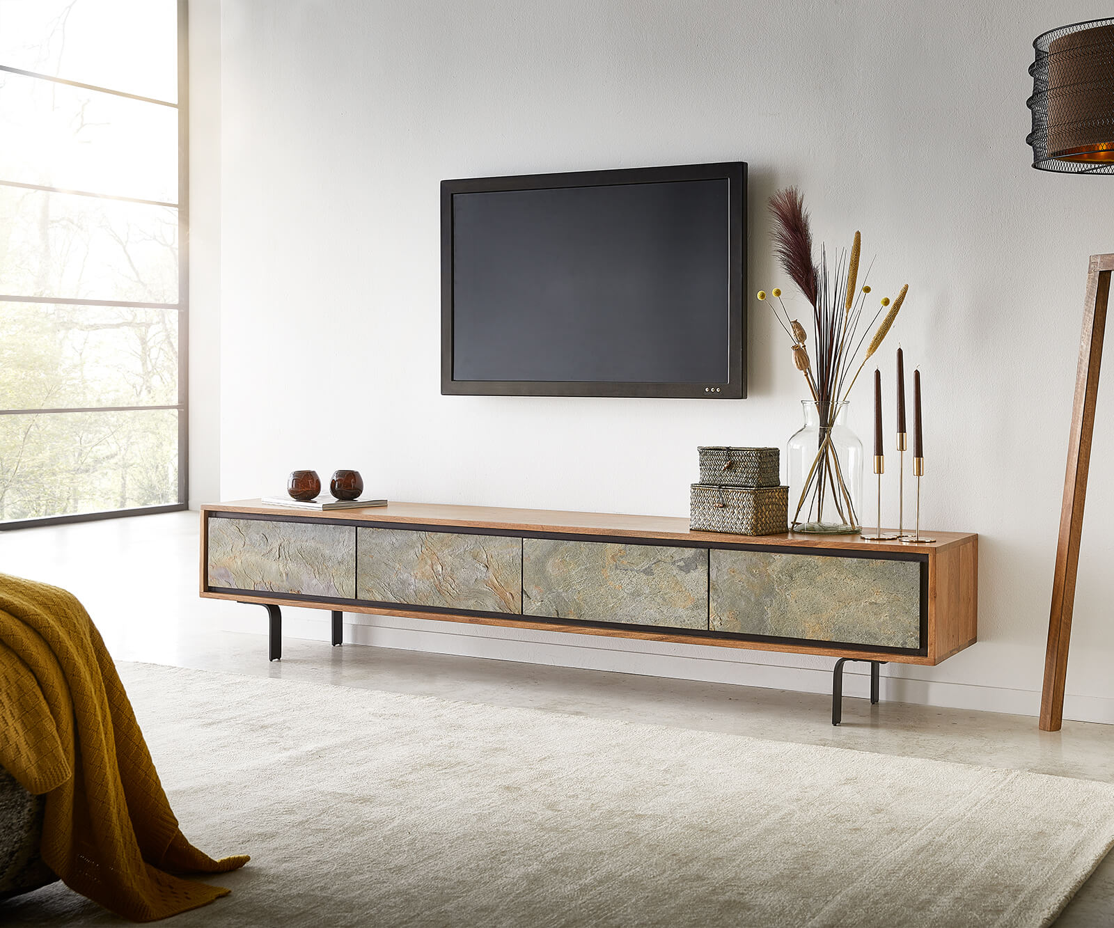 Meuble-TV Juwelo 200 cm acacia naturel avec placage de pierre 4 portes Meuble-TV Juwelo 200 cm acacia naturel avec placage de pierre 4 portes