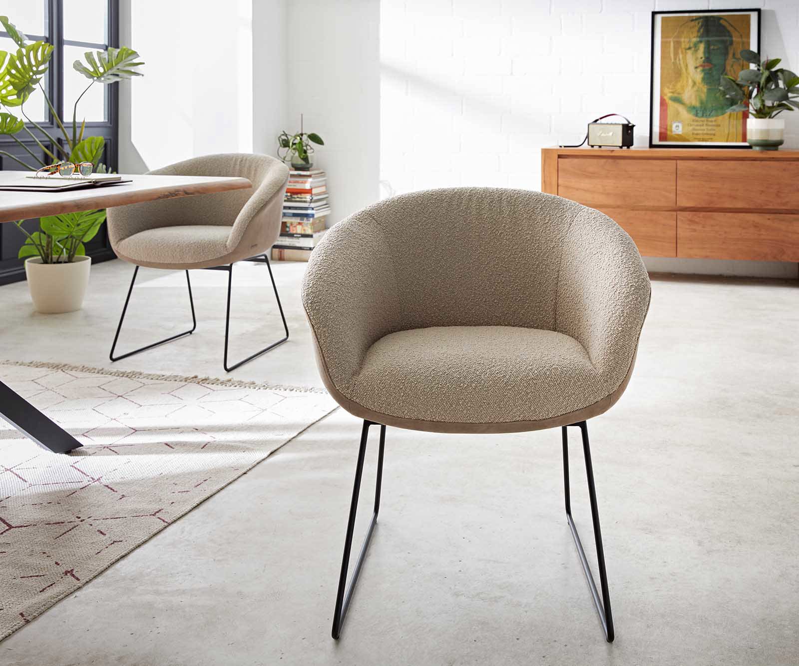 Chaise-de-salle-à-manger Vinka-Flex avec accoudoirs tissu mixte couleur boue pied trapèze noir ressorts ensachés 1