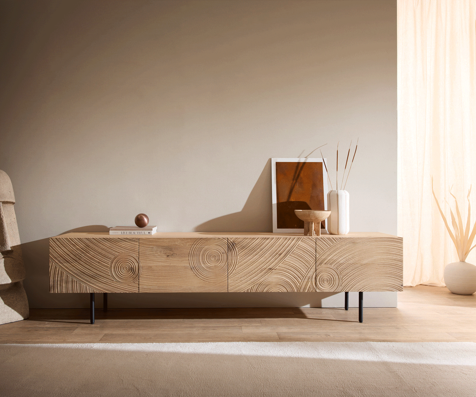 Lowboard Ashara 220 cm Eiche Natur 3D Effekt 4 Türen Rundfuß Metall Schwarz 4 Lowboard Ashara 220 cm Eiche Natur 3D Effekt 4 Türen Rundfuß Metall Schwarz 4