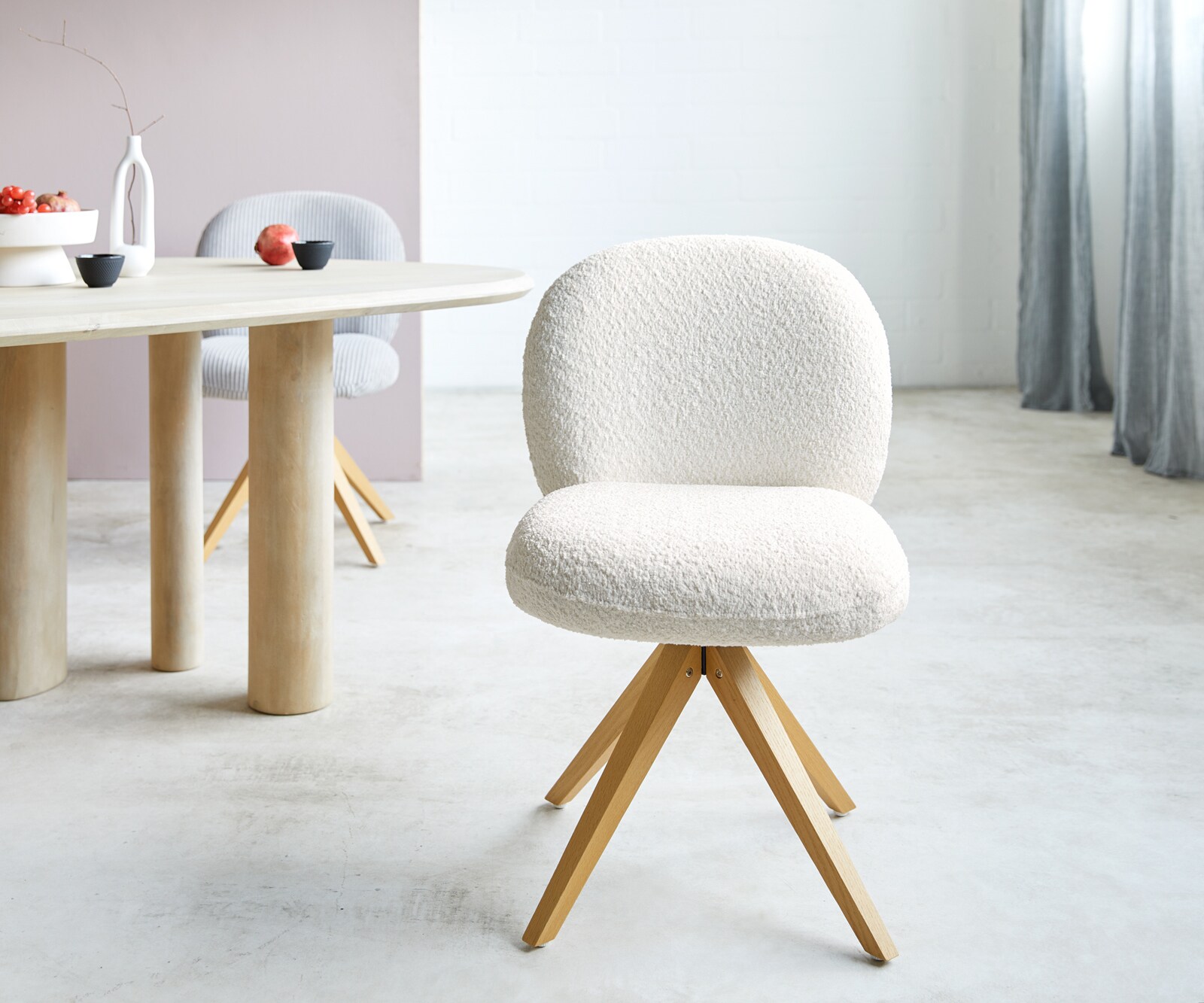 Drehstuhl Nube-Flex Bouclé Weiß Holzgestell kantig Natur 180° drehbar Taschenfederkern 1