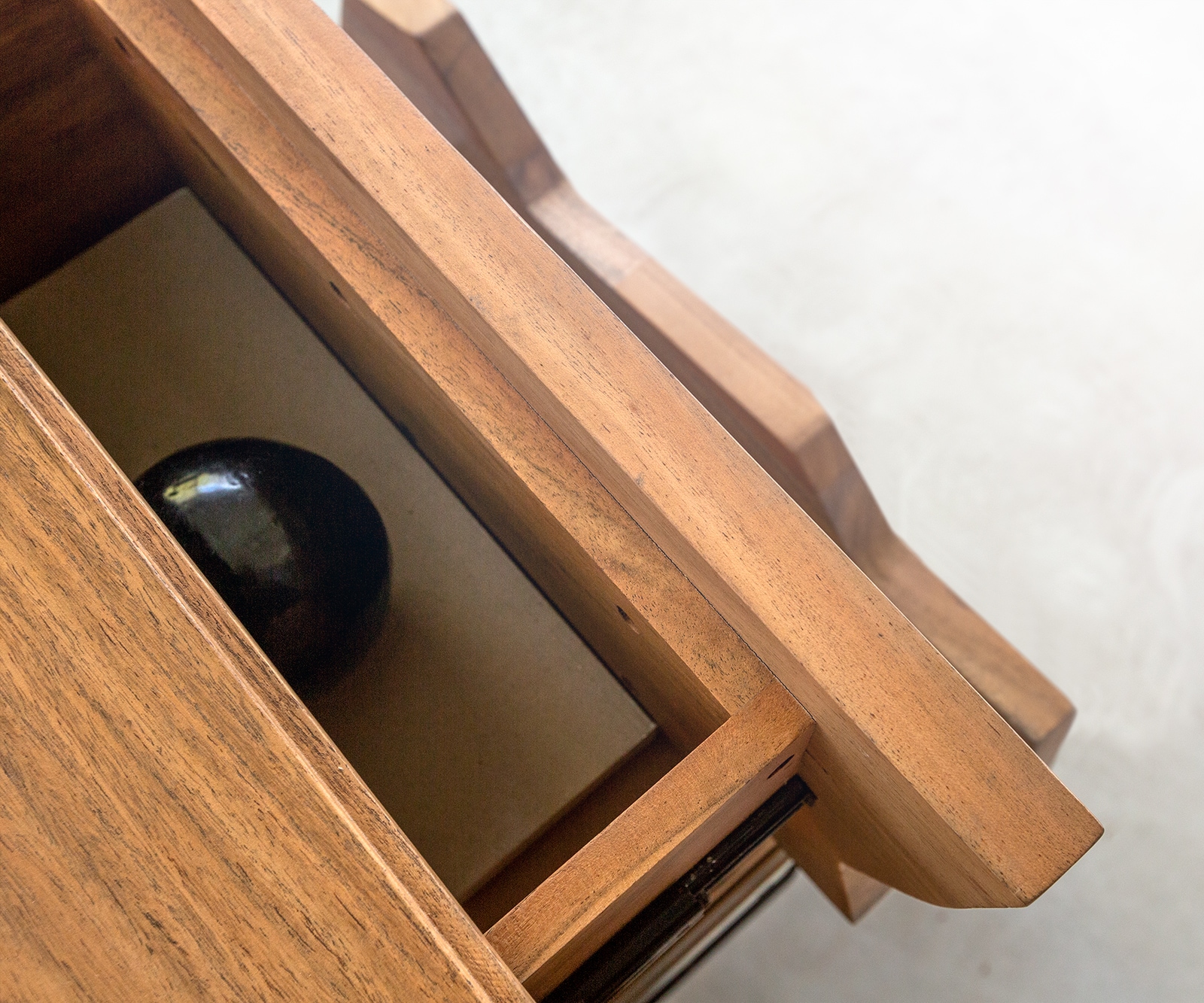 Lowboard Solu 175 cm Akazie Natur 2 Türen 2 Schübe Fuß schwebend Metall Schwarz 3D-Front 4 Lowboard Solu 175 cm Akazie Natur 2 Türen 2 Schübe Fuß schwebend Metall Schwarz 3D-Front 4