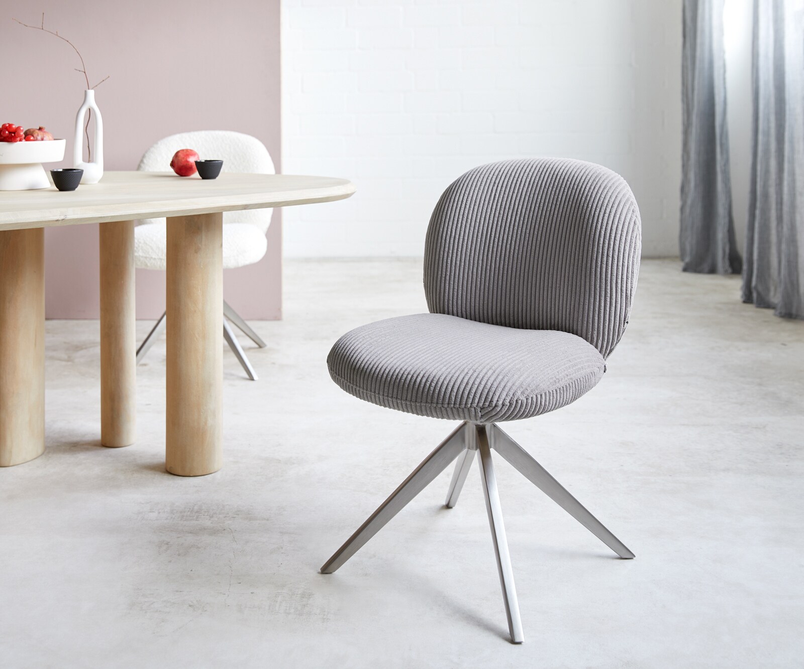 Chaise-pivotante Nube-Flex côtelé gris argenté pied croisé large acier inoxydable ressorts ensachés pivote sur 360°