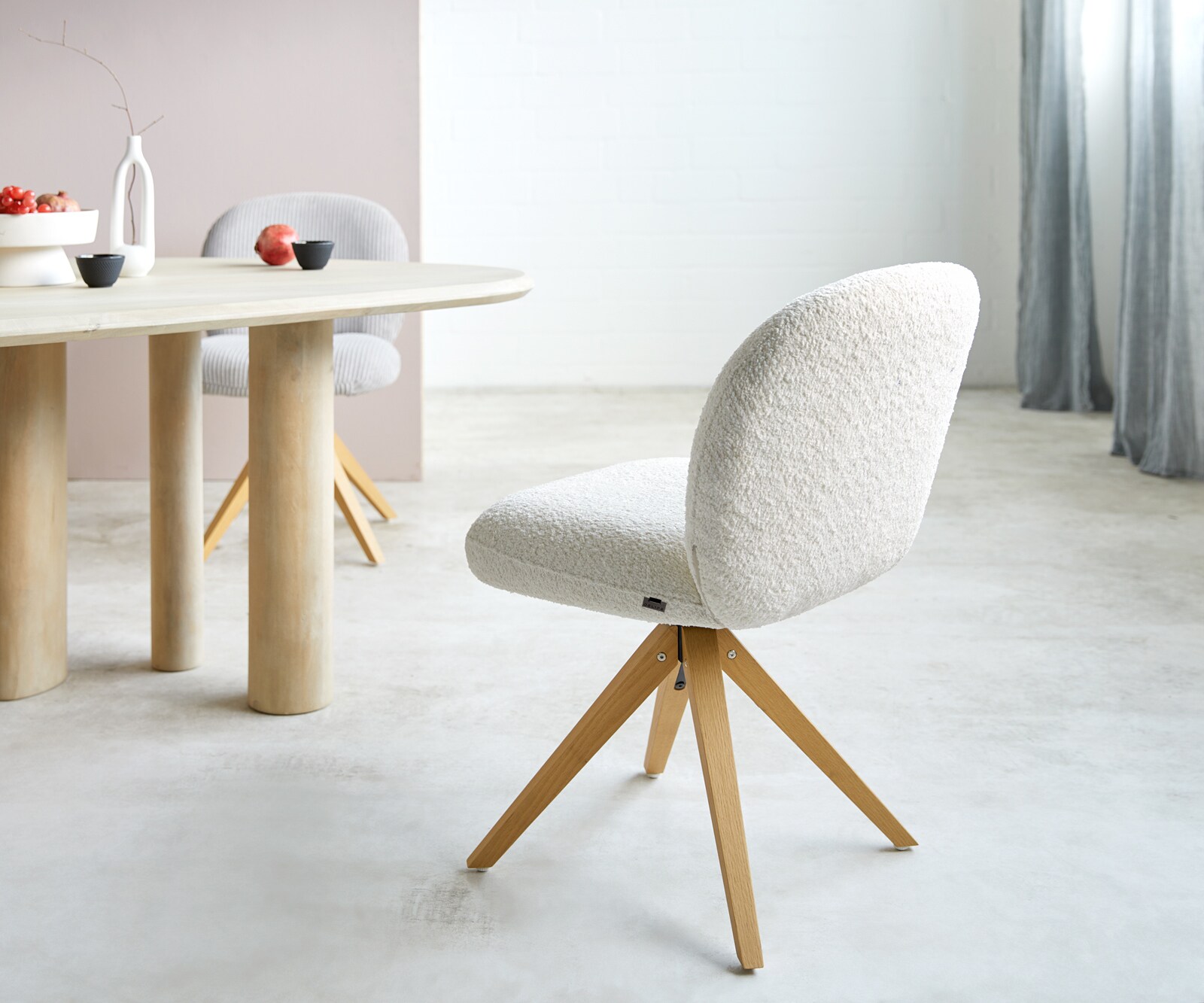 Drehstuhl Nube-Flex Bouclé Weiß Holzgestell kantig Natur 180° drehbar Taschenfederkern 4