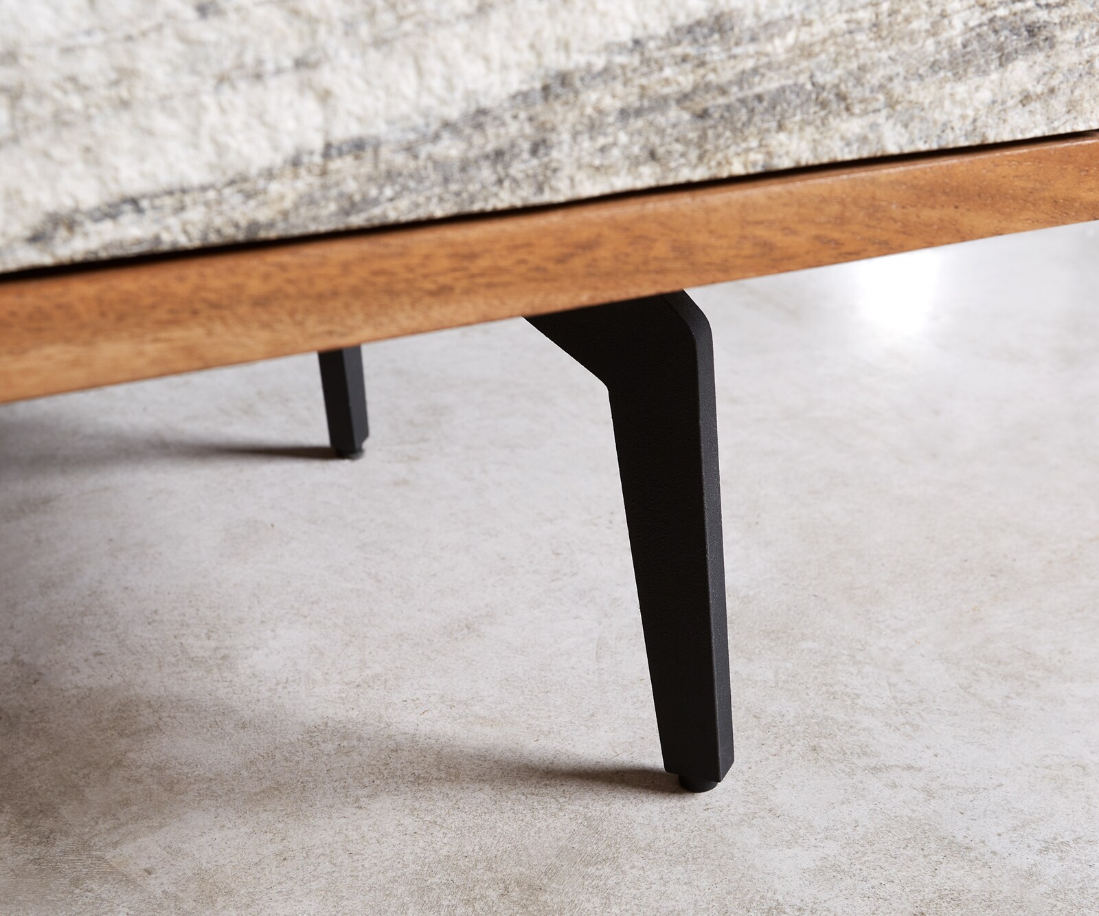Meuble TV Kleo 200 cm acacia naturel 4 portes pieds angulaires métal noir 6