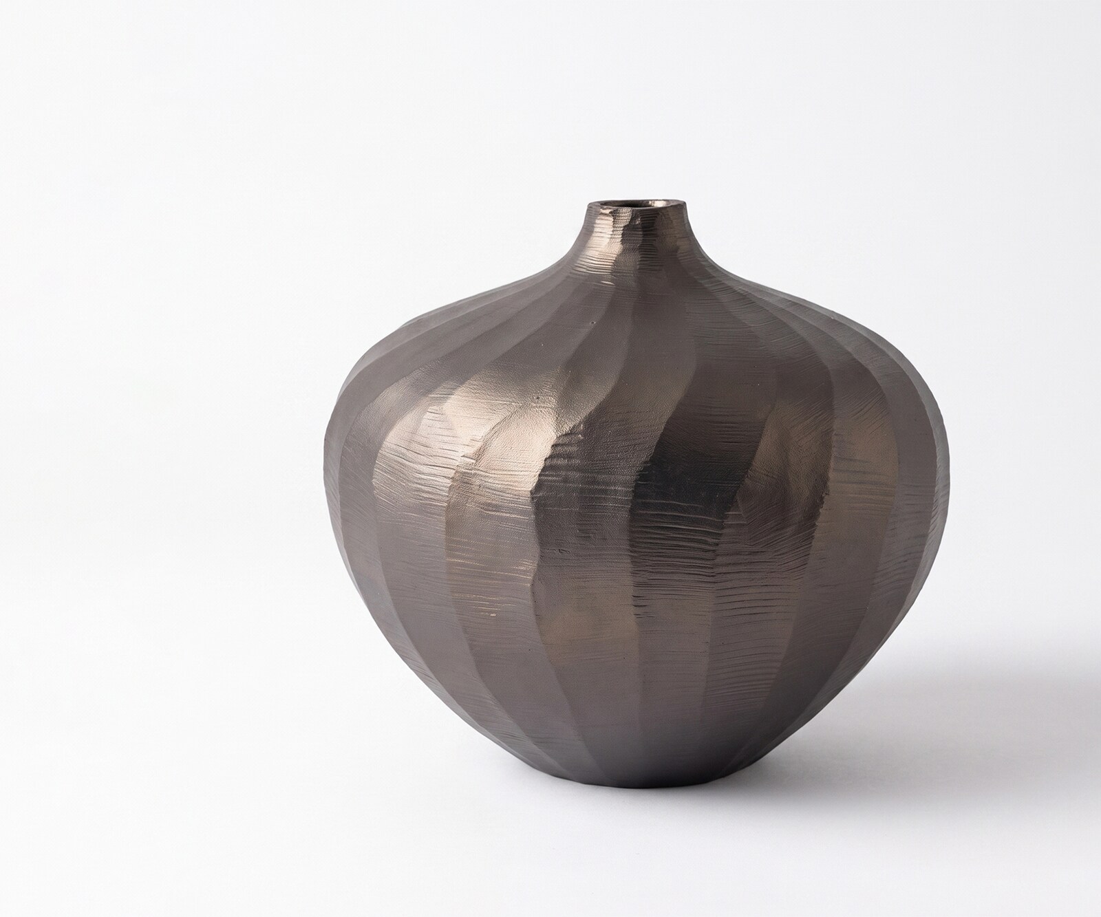 Vase Torvia B20 x T20 x H19 cm Aluminium Hämatit Handgemacht