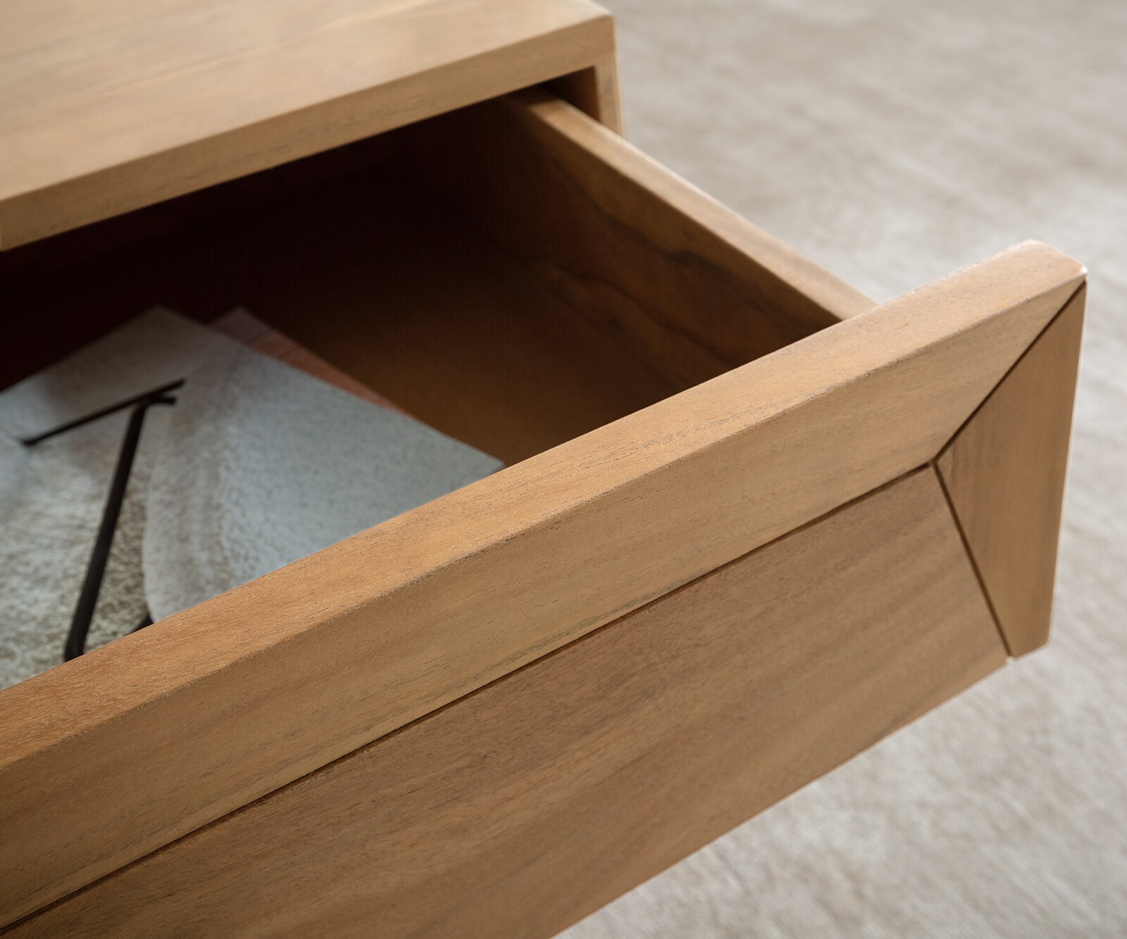 Couchtisch Kayu 60x60 cm Akazie Natur 2 Schübe V-Fuß Edelstahl 4