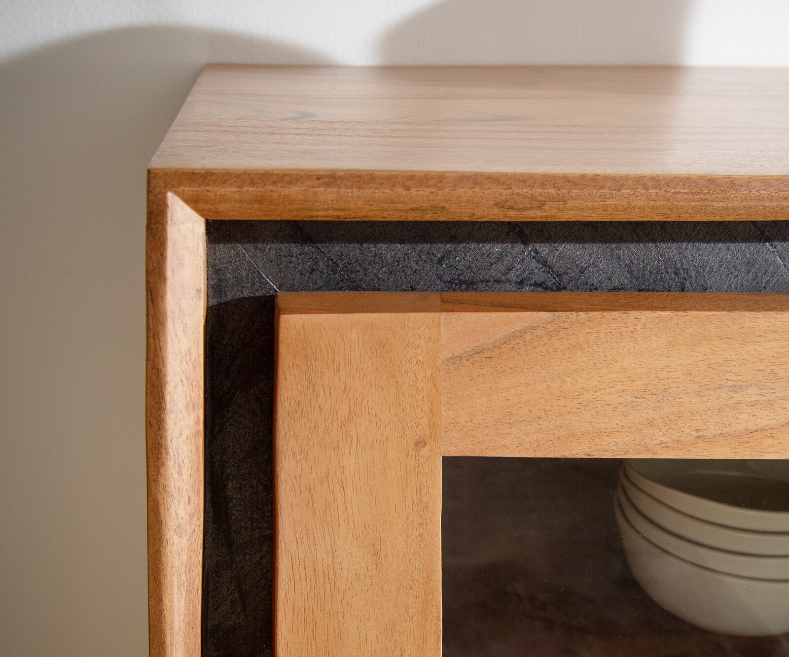 Vitrine Stonegrace 55x180 Akazie Natur 1 Tür 2 Schubladen Steinfurnier V-Fuß 4