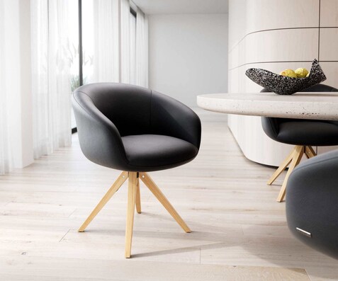 Chaise-pivotante Vinka-Flex avec accoudoirs cuir de vache noir pied en bois angulaire naturel pivotement sur 180° ressorts ensachés