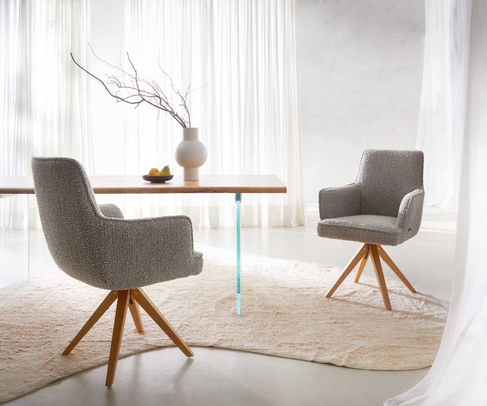 Chaise-pivotante Heira-Flex avec accoudoirs bouclé gris argenté pied en bois angulaire naturel pivotement sur 180° ressorts ensachés 5