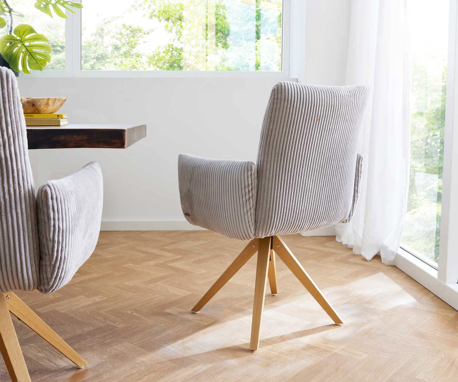 Chaise-pivotante Jova-Flex avec accoudoirs côtelé gris argenté pied en bois angulaire naturel pivotement sur 180° ressorts ensachés 4