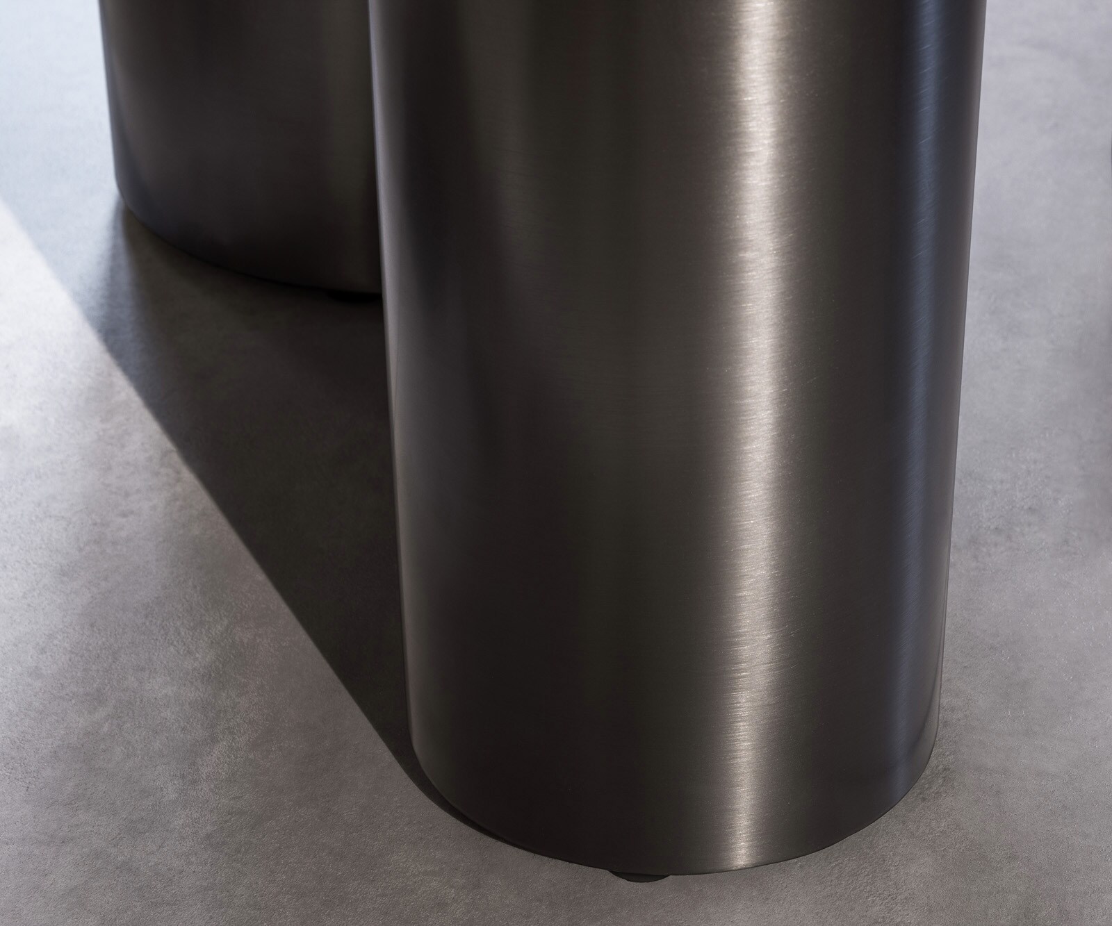 Table de salle à manger Edge Ovale Céramique Emperador Extra Lucidato Brun foncé 220x120 Pilier Acier inoxydable Graphite 8