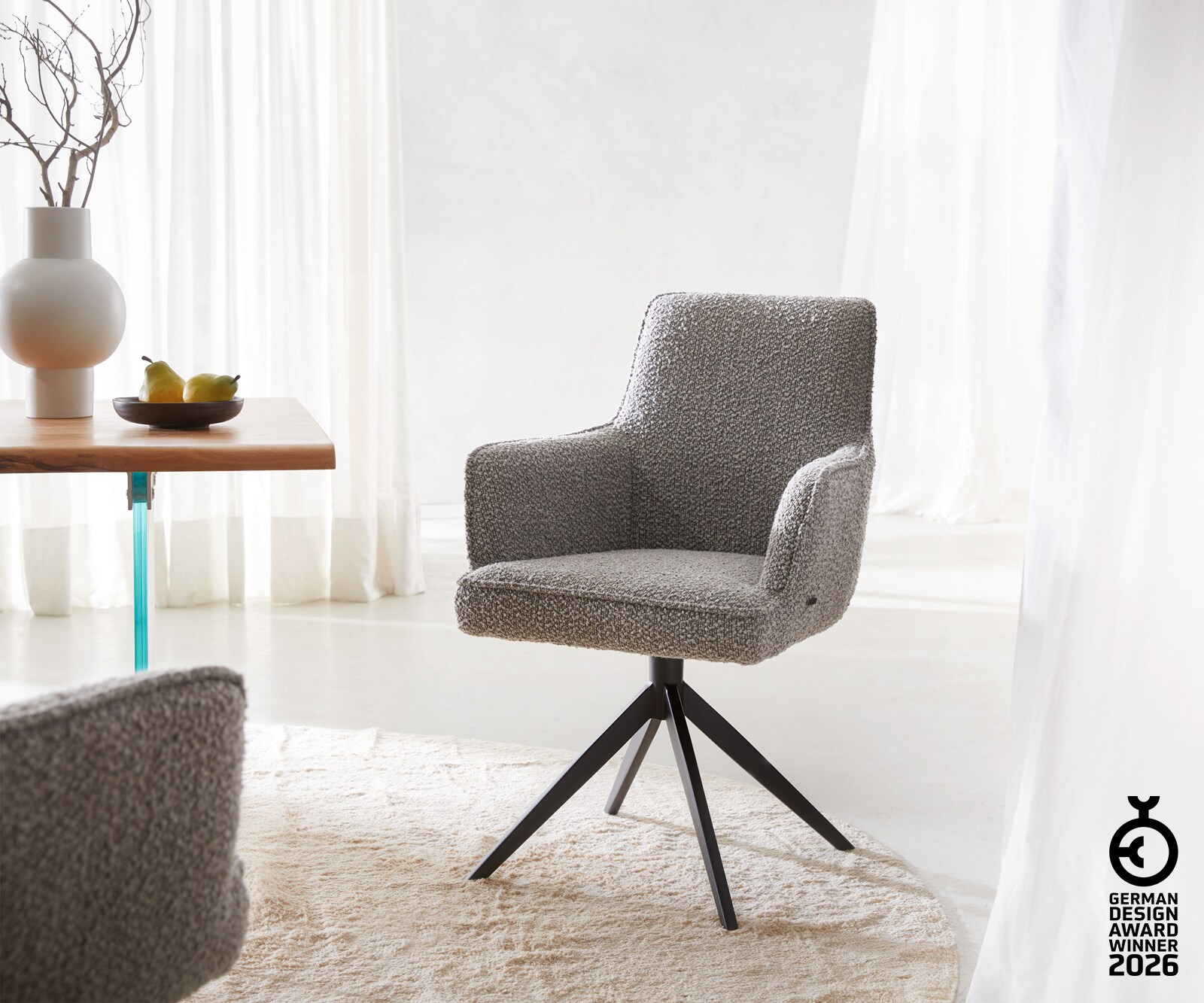 Chaise-pivotante Heira-Flex avec accoudoirs bouclé gris argenté pied croisé large noir pivotement sur 360° ressorts ensachés