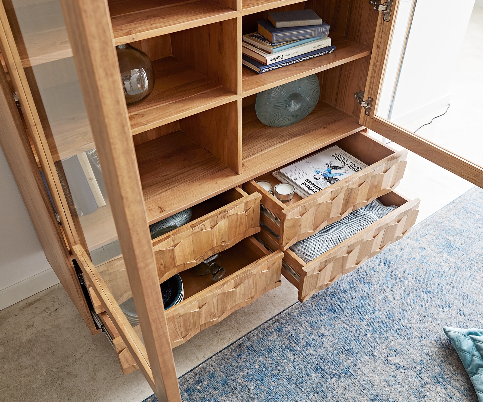 Vitrine Fevo 115x150 cm Akazie Natur L-Fuß 4 Vitrine Fevo 115x150 cm Akazie Natur L-Fuß 4