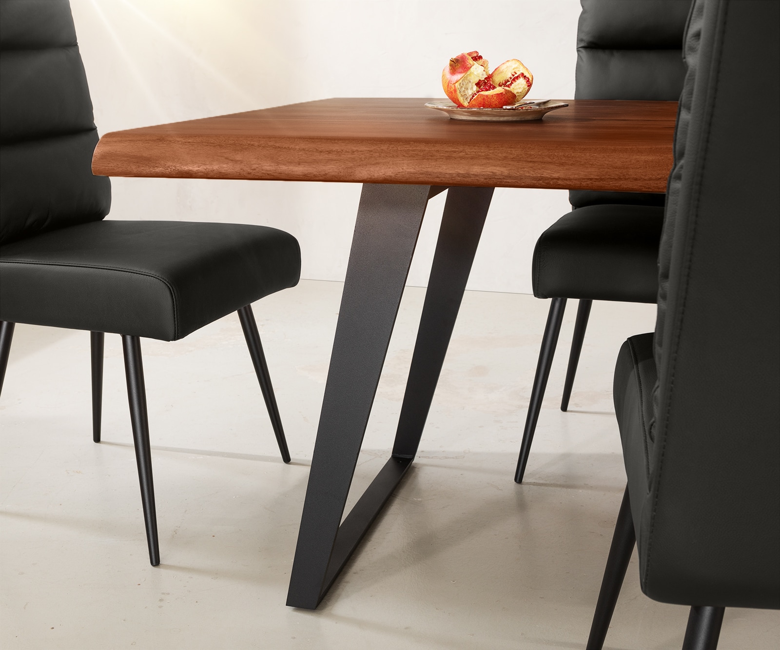 Esstisch Edge 260x100 XL Akazie Braun Metall Schräg Live-Edge 1 Esstisch Edge 260x100 XL Akazie Braun Metall Schräg Live-Edge 1