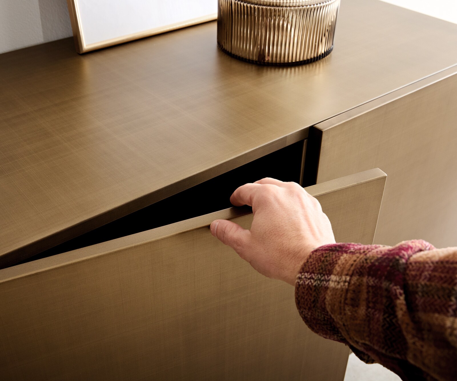 Sideboard Aira 200 cm Metallic Gold 4 Türen schwebend Metall Schwarz 4