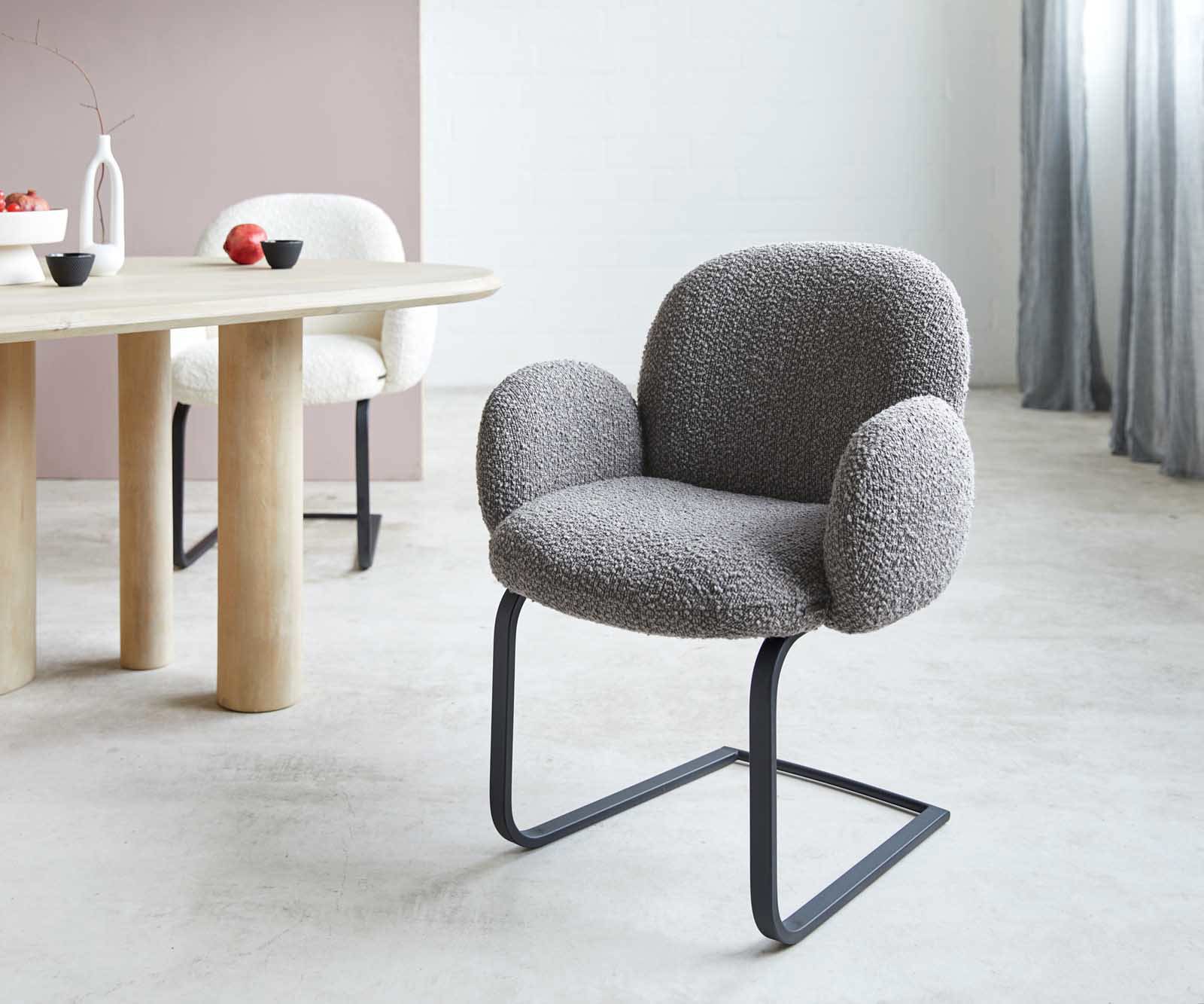 Freischwinger Nube-Flex mit Armlehnen Bouclé Silbergrau Freischwinger flach Schwarz Taschenfederkern