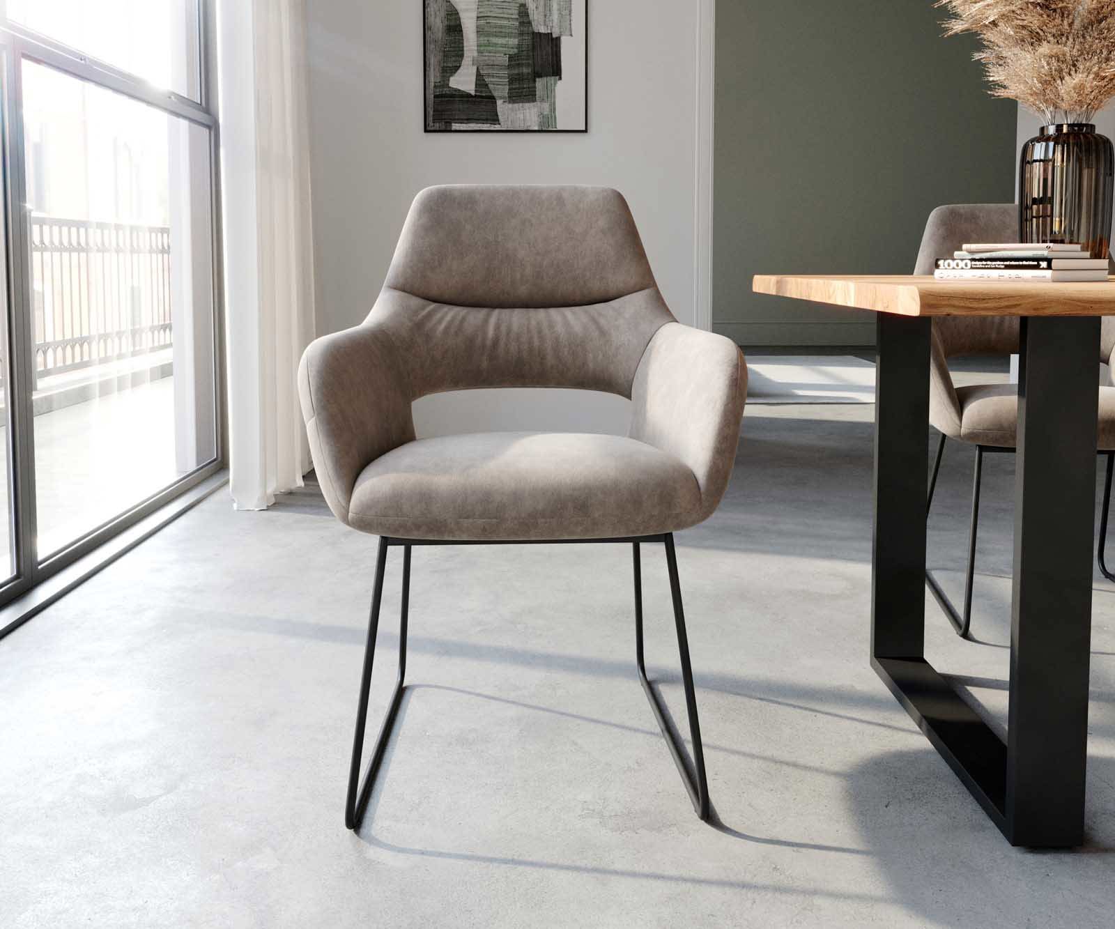 Esszimmerstuhl Yago-Flex mit Armlehnen Mikrofaser Taupe Vintage Kufengestell Schwarz Taschenfederkern 1