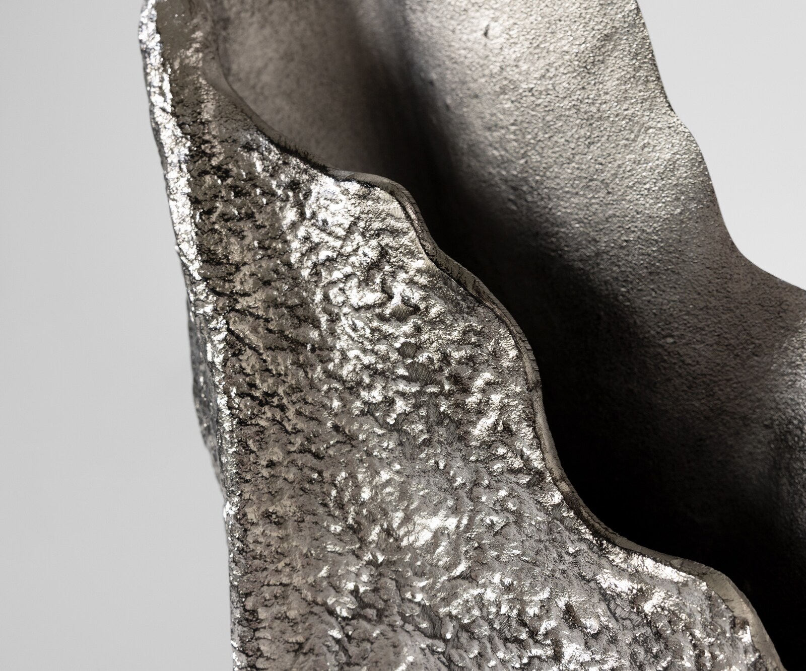 Vase Cavira B29 x T16 x H48 cm Aluminium Platin Handgemacht 2