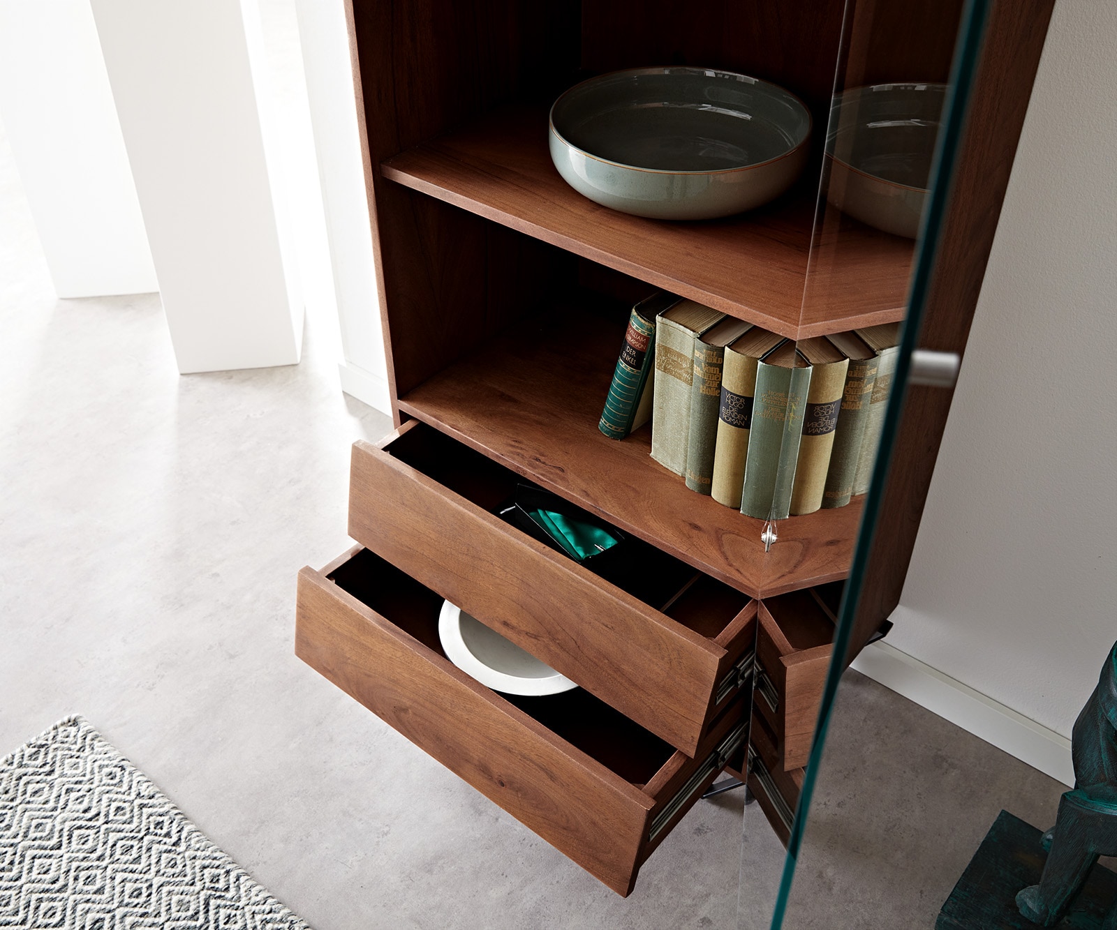 Vitrine Eloi 60x40 cm acacia brun 1 porte 2 tiroirs pied en V noir 5 Vitrine Eloi 60x40 cm acacia brun 1 porte 2 tiroirs pied en V noir 5