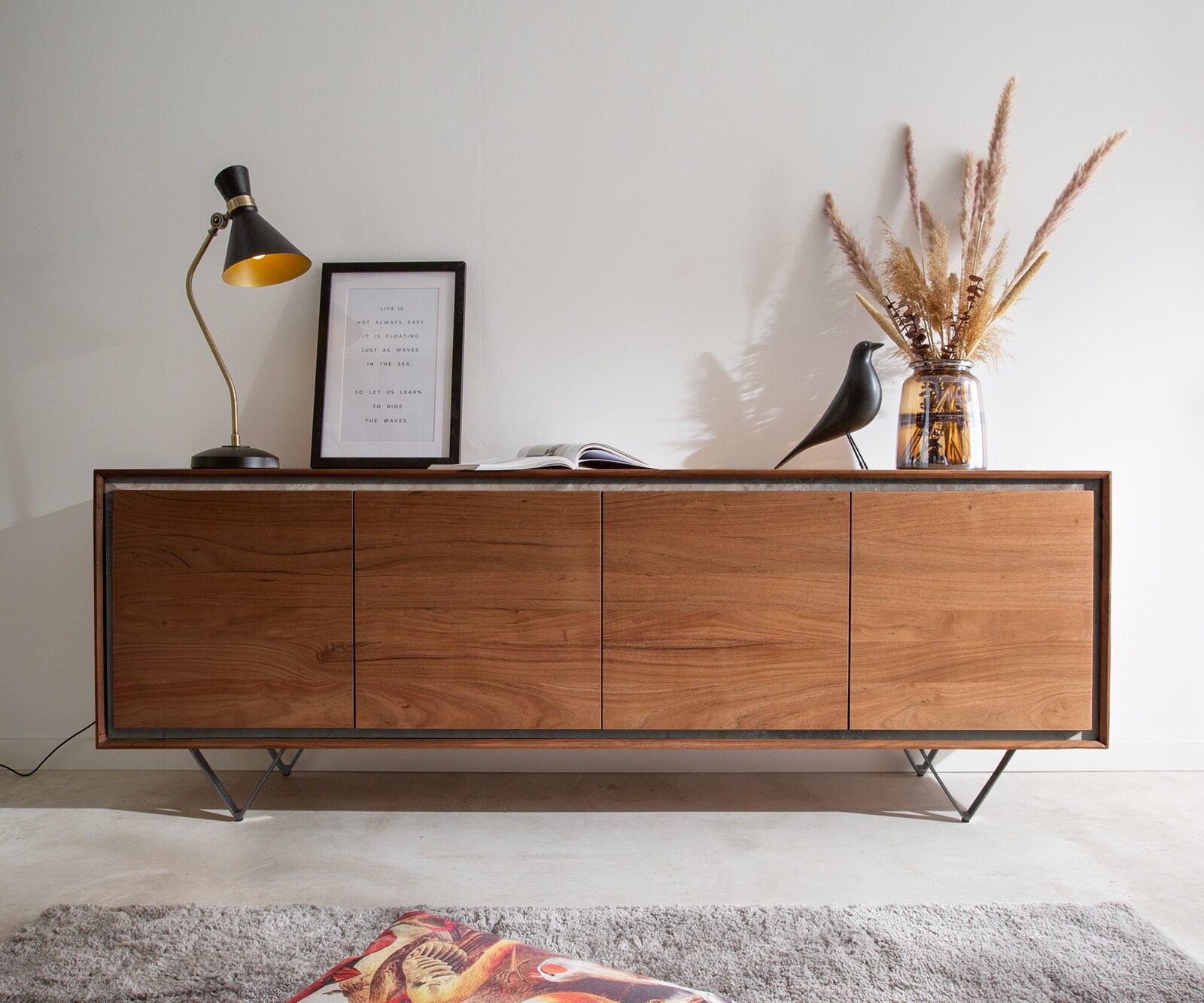 Buffet Stonegrace 200 cm acacia marron plaqué pierre 4 portes pied en V noir 1