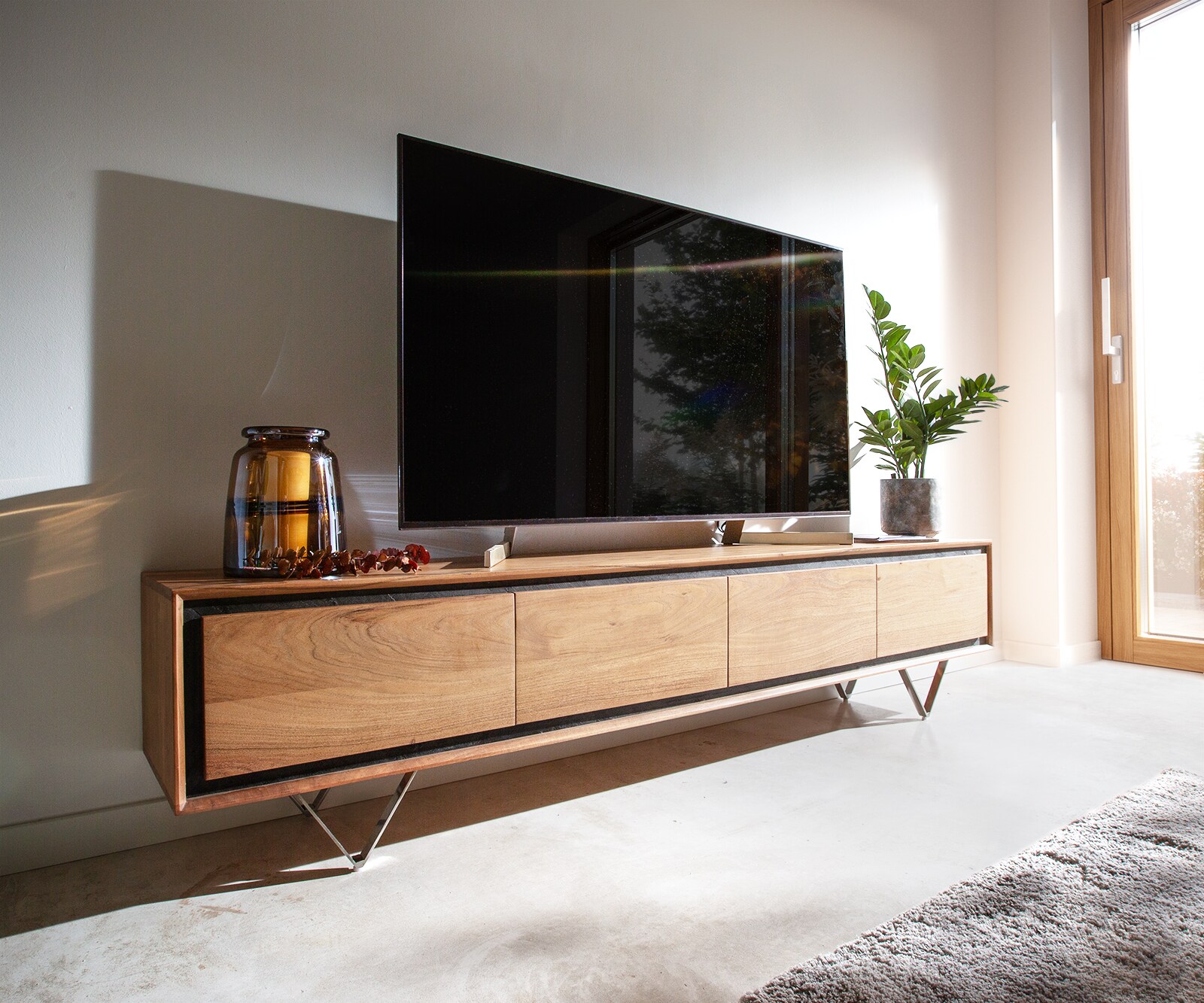 Buffet bas Stonegrace 200 cm acacia nature 4 portes placage en pierre pieds en V