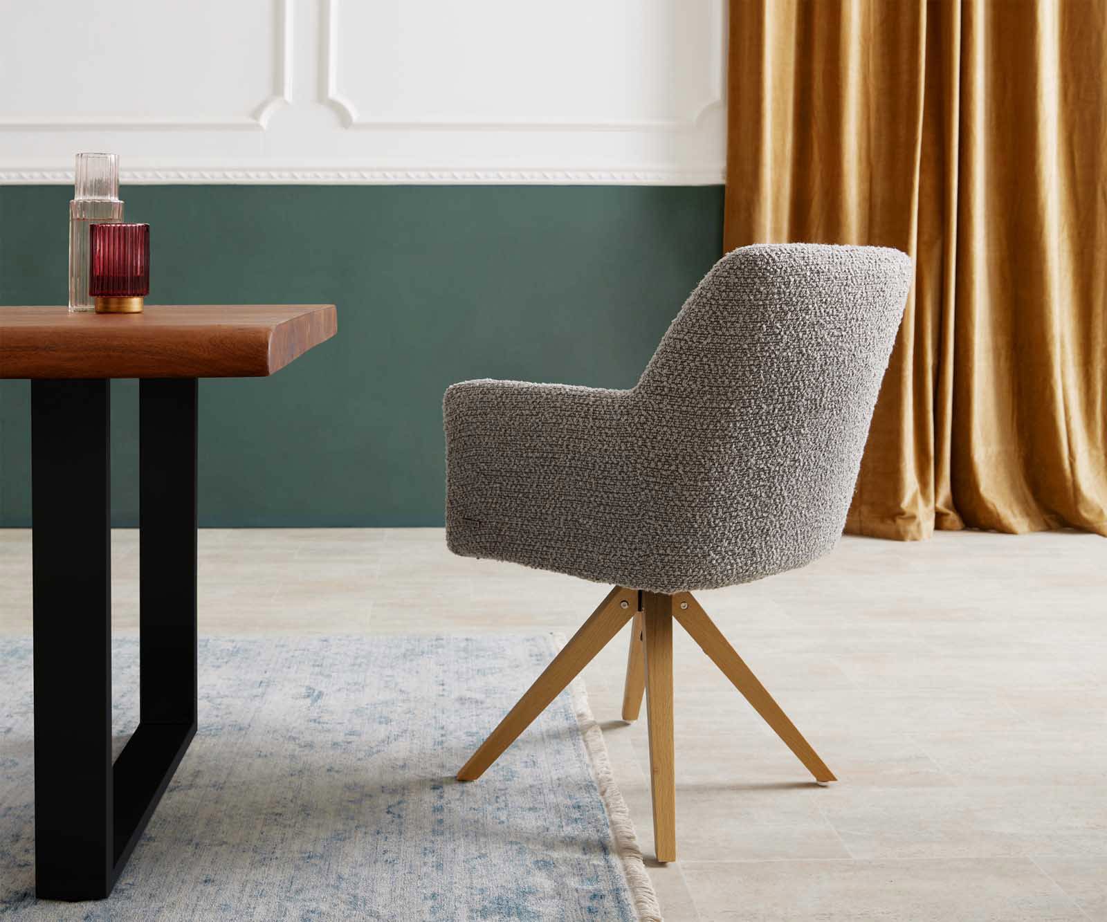 Chaise-pivotante Xana-Flex avec accoudoirs bouclé gris argenté pied en bois angulaire naturel pivotement sur 180° ressorts ensachés 4
