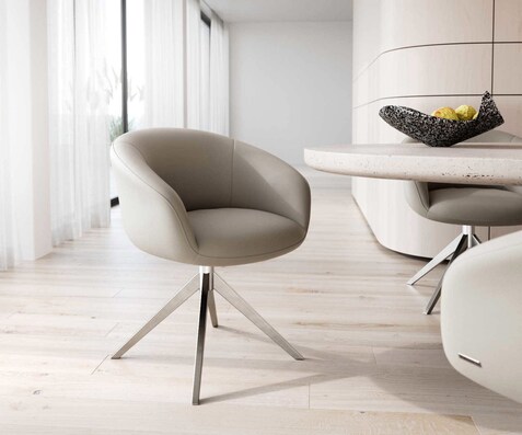 Chaise-pivotante Vinka-Flex avec accoudoirs cuir de vache couleur boue pied croisé large acier inoxydable brossé pivotement sur 360° ressorts ensachés