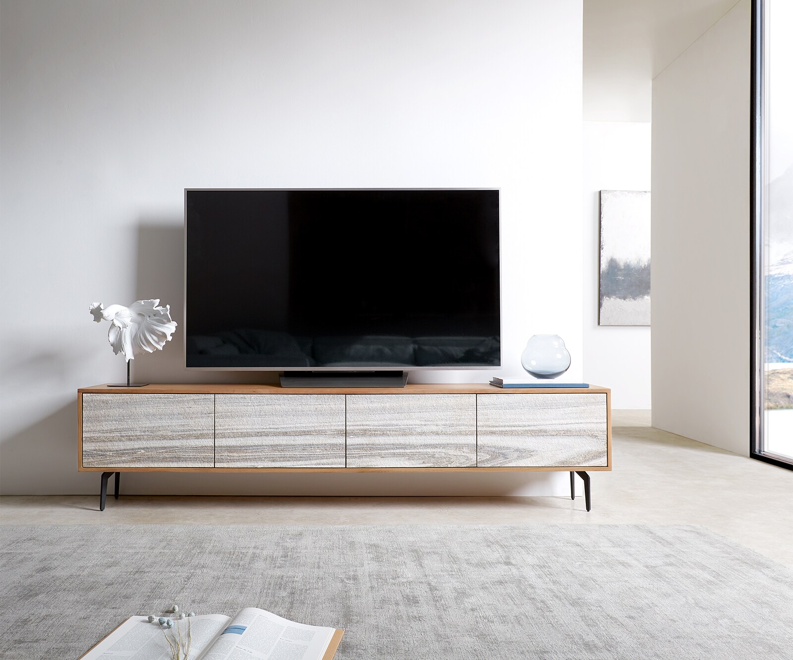 Meuble TV Kleo 200 cm acacia naturel 4 portes pieds angulaires métal noir 1