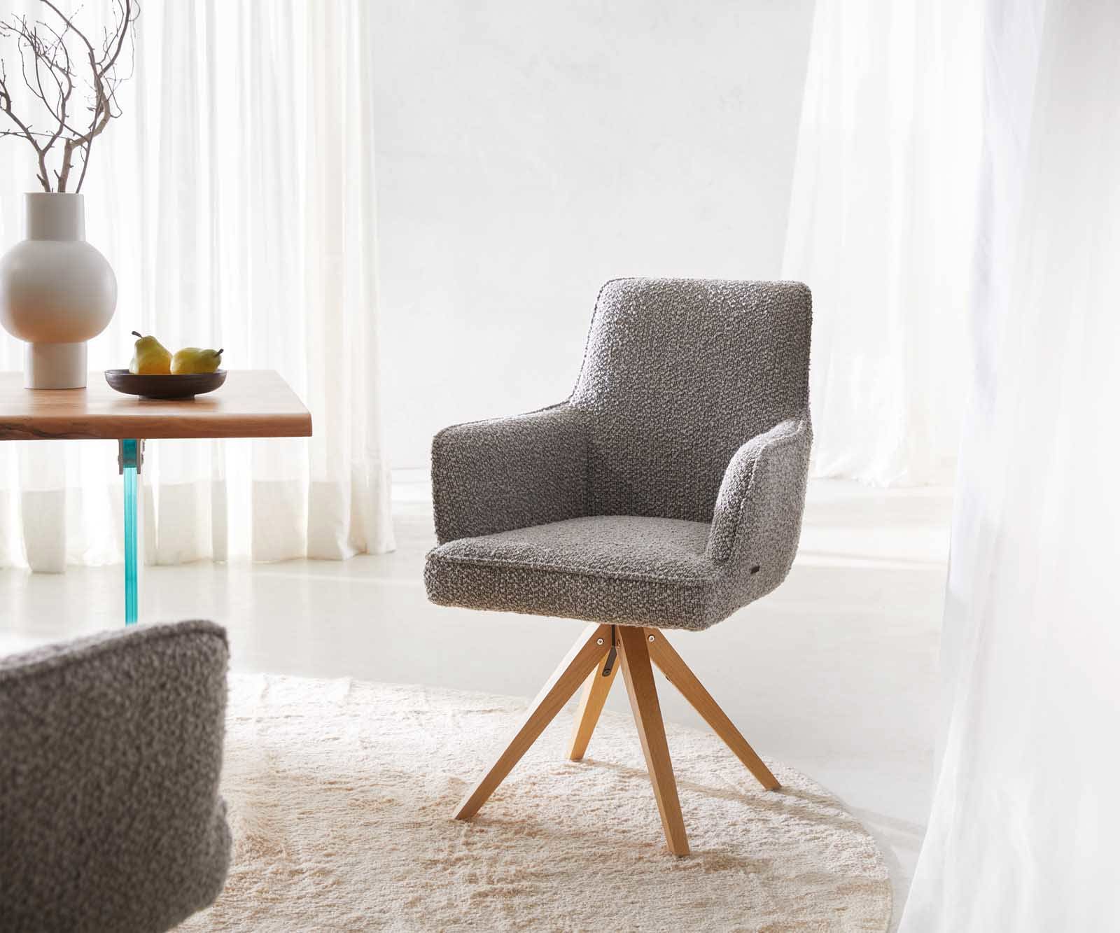 Drehstuhl Heira-Flex mit Armlehnen Bouclé Silbergrau Holzgestell kantig Natur 180° drehbar Taschenfederkern Drehstuhl Heira-Flex mit Armlehnen Bouclé Silbergrau Holzgestell kantig Natur 180° drehbar Taschenfederkern