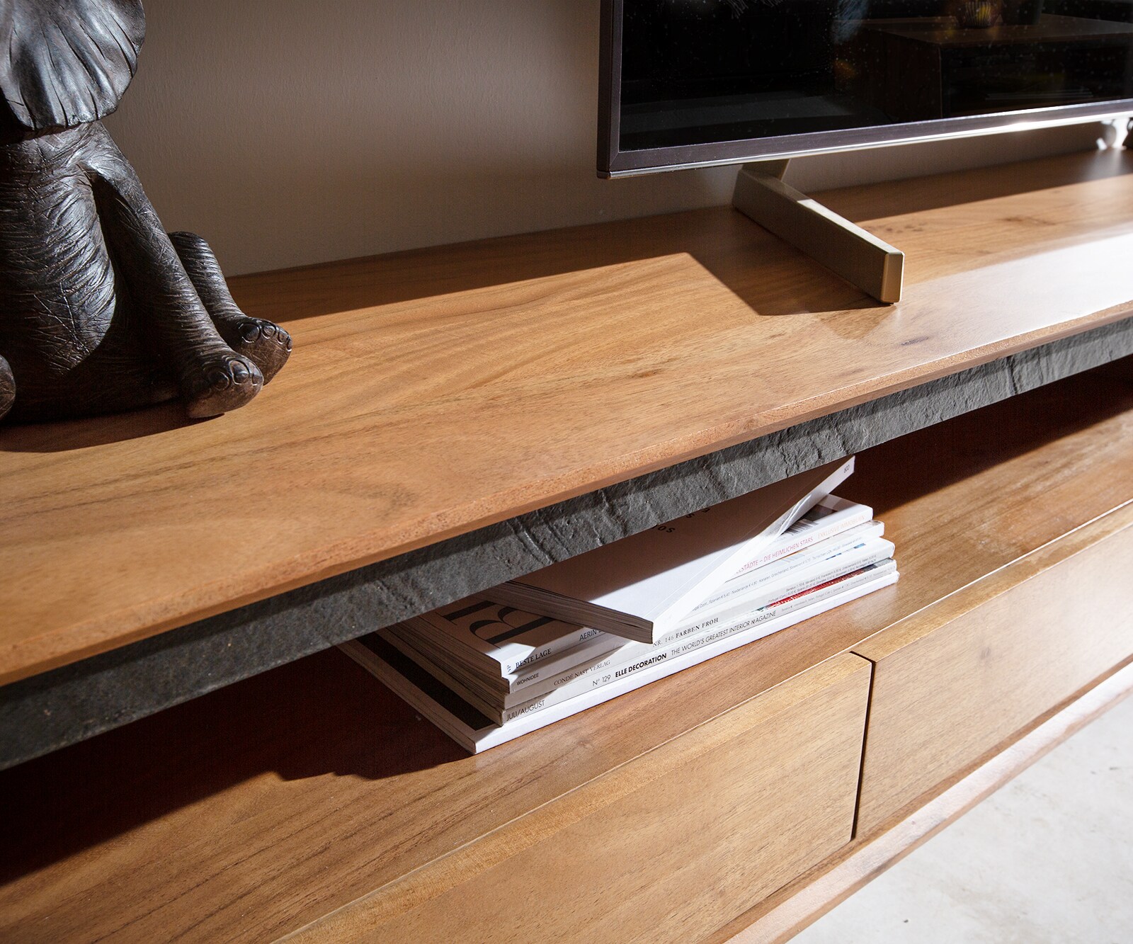 Buffet bas Stonegrace 240 cm acacia nature 2 compartiments 4 tiroirs placage en pierre pieds en V 4