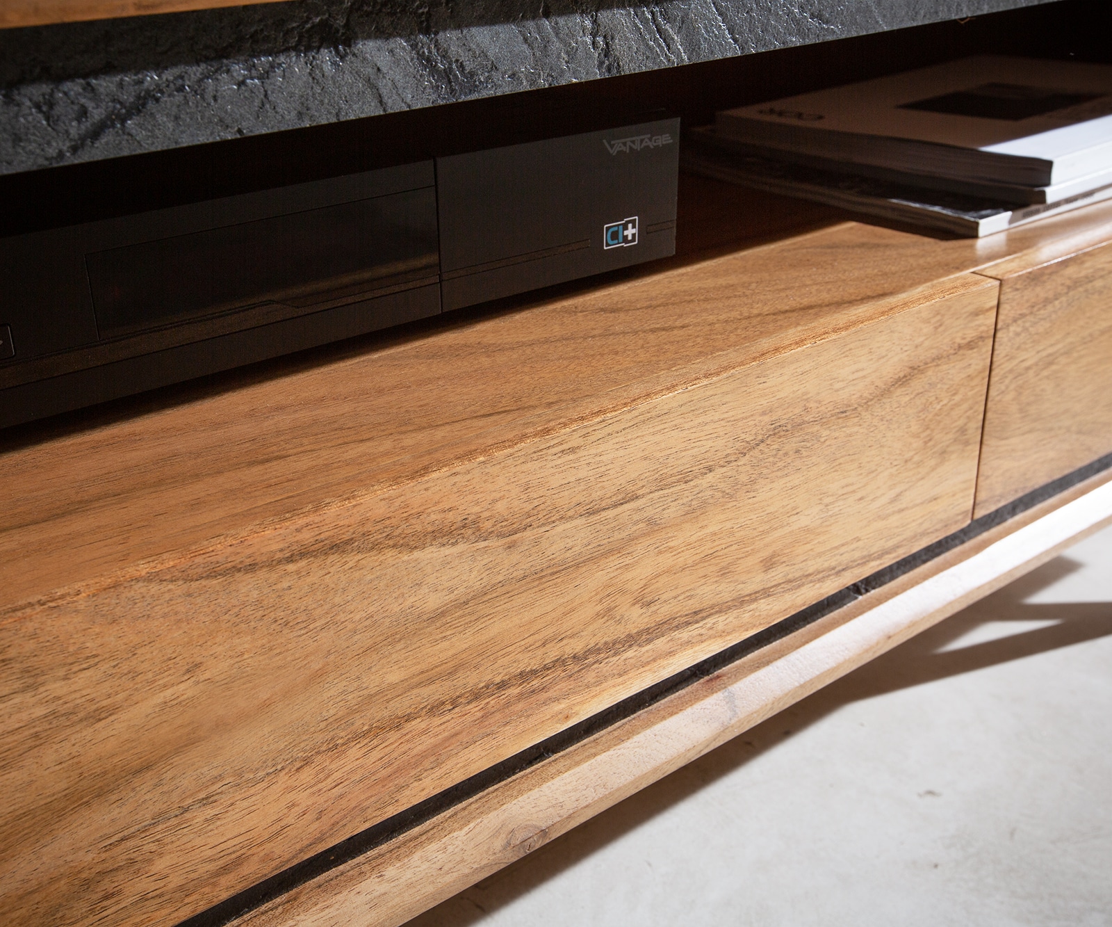 Meuble -TV Stonegrace 240 cm acacia nature 2 portes 1 compartiment 2 tiroirs placage en pierre pieds en V 5 Meuble -TV Stonegrace 240 cm acacia nature 2 portes 1 compartiment 2 tiroirs placage en pierre pieds en V 5