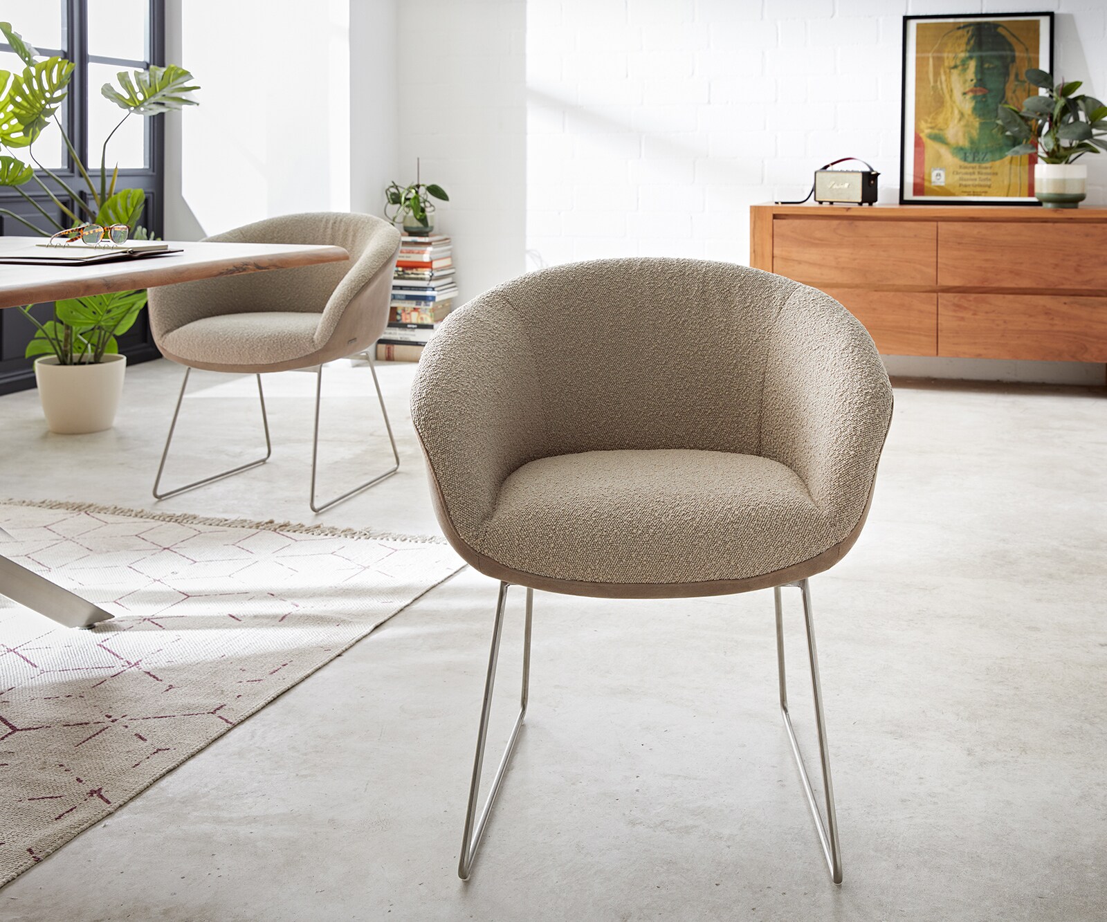 Chaise-de-salle-à-manger Vinka-Flex avec accoudoirs tissu mixte couleur boue pied trapèze acier inoxydable brossé ressorts ensachés 1