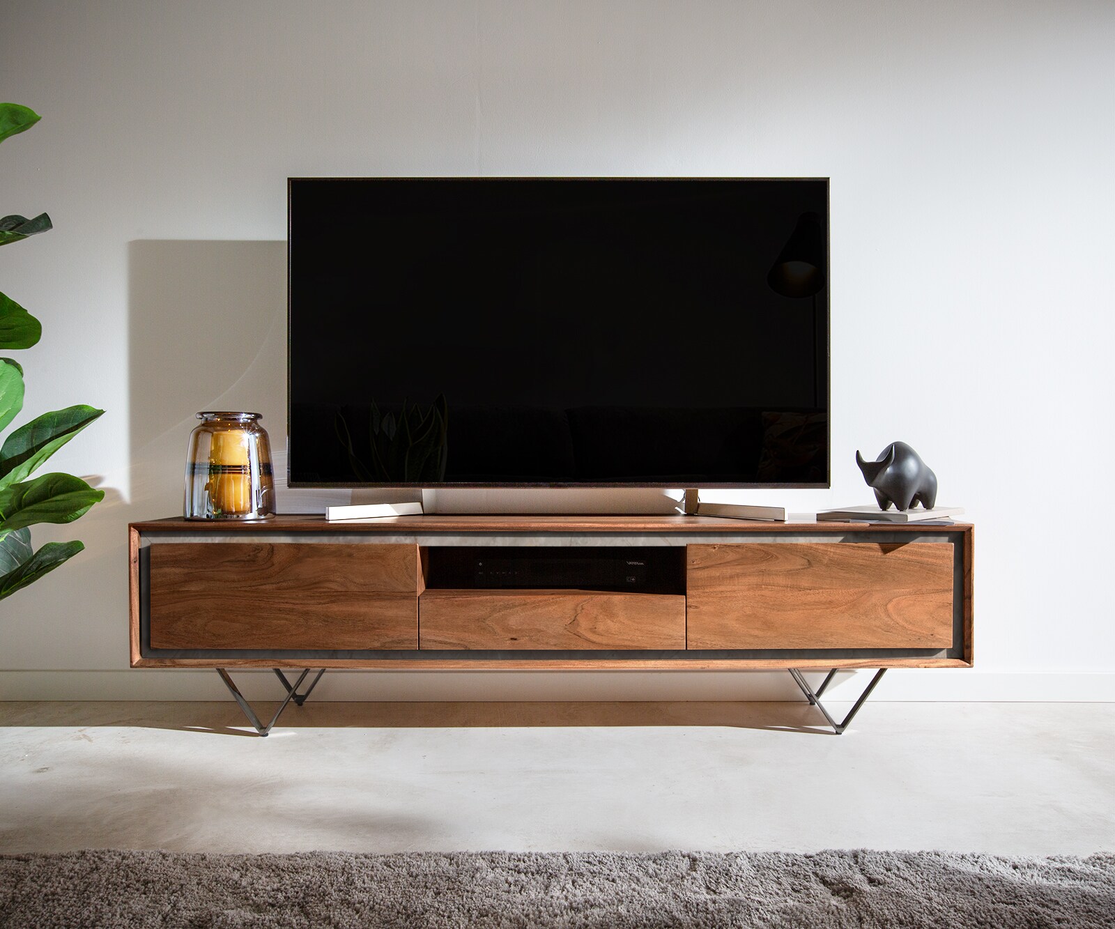 Meuble-TV Stonegrace 175 cm acacia marron plaqué pierre 2 portes 1 tiroir 1 compartiment pied en V noir 1