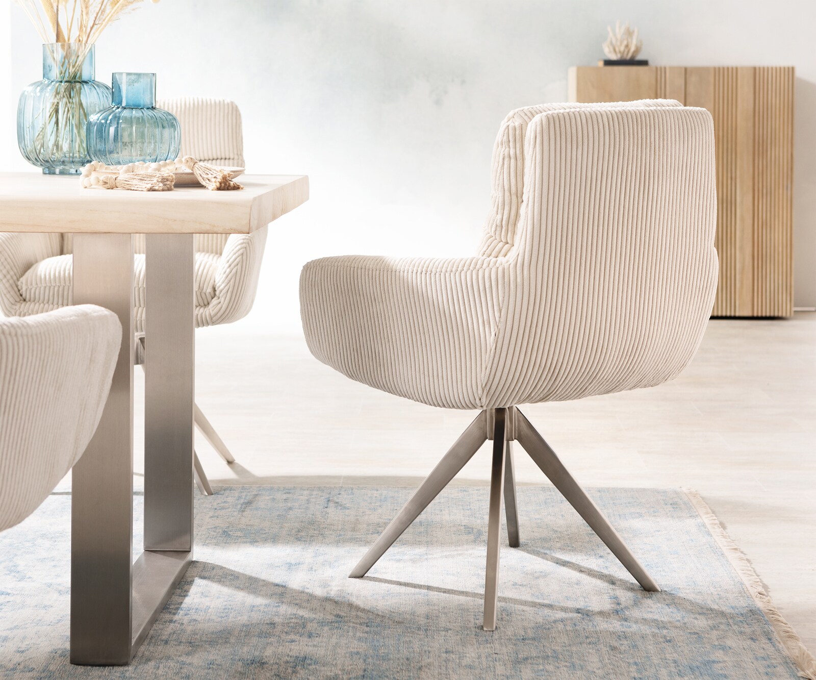 Chaise-de-salle-à-manger Abelia-Flex avec accoudoirs côtelé beige vintage pied croisé angulaire acier inoxydable brossé 4