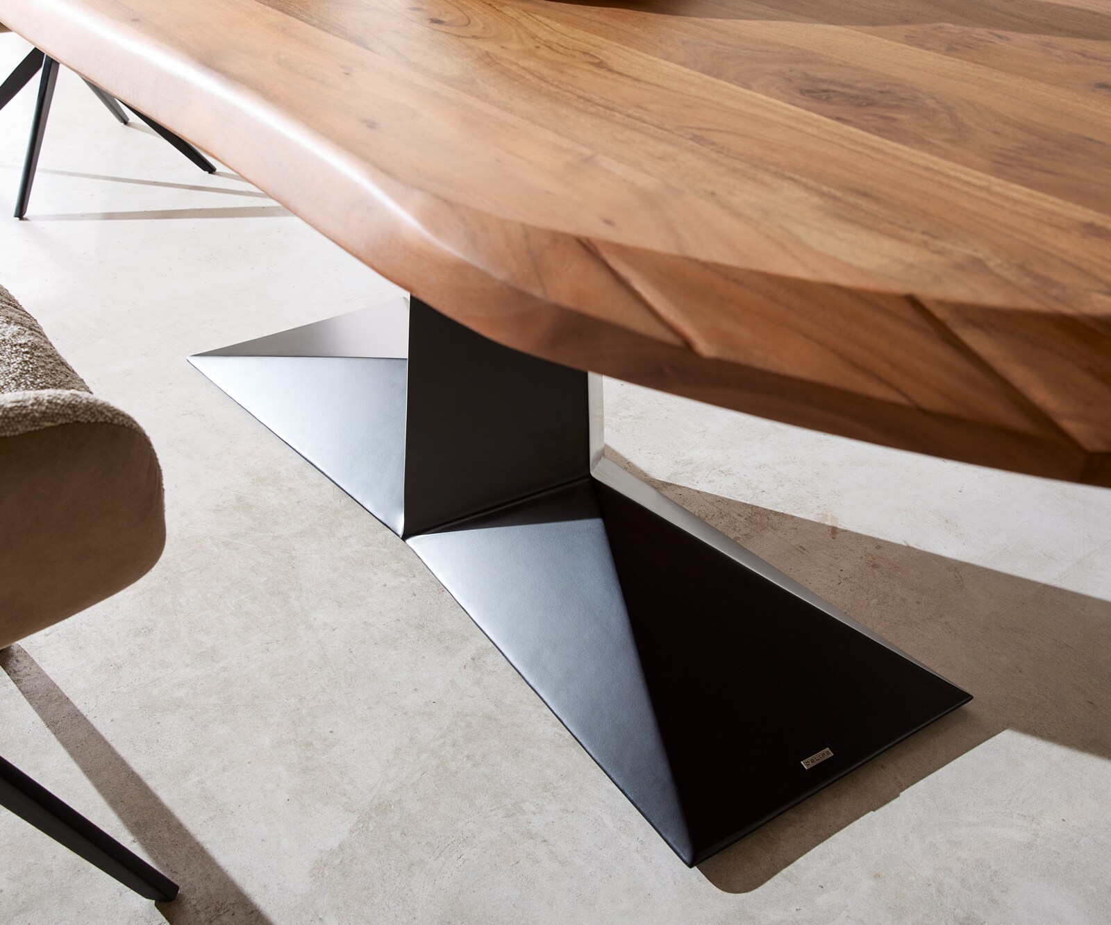 Esstisch Aithon 240x105 cm Akazie Braun Metallgestell Schwarz Oval 5