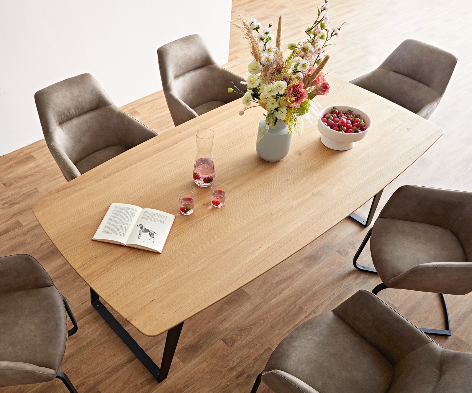 Esstisch Edge Boot 200x100x2,5-3 Eiche Natur Metall Schräg Schwarz Schweizer Kante 1 Esstisch Edge Boot 200x100x2,5-3 Eiche Natur Metall Schräg Schwarz Schweizer Kante 1