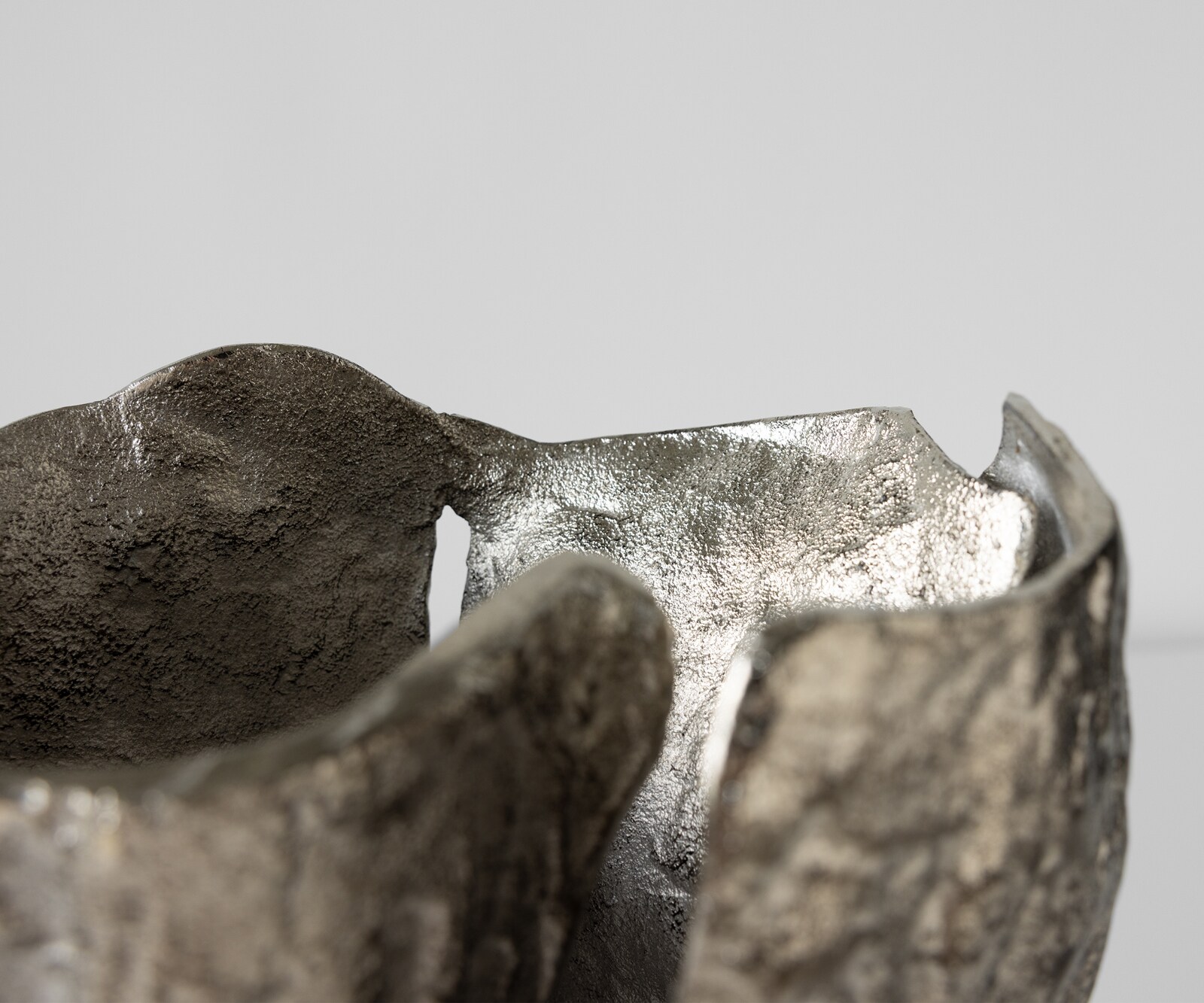 Vase Cortana B25 x T19 x H47 cm Aluminium Platin Handgemacht 4