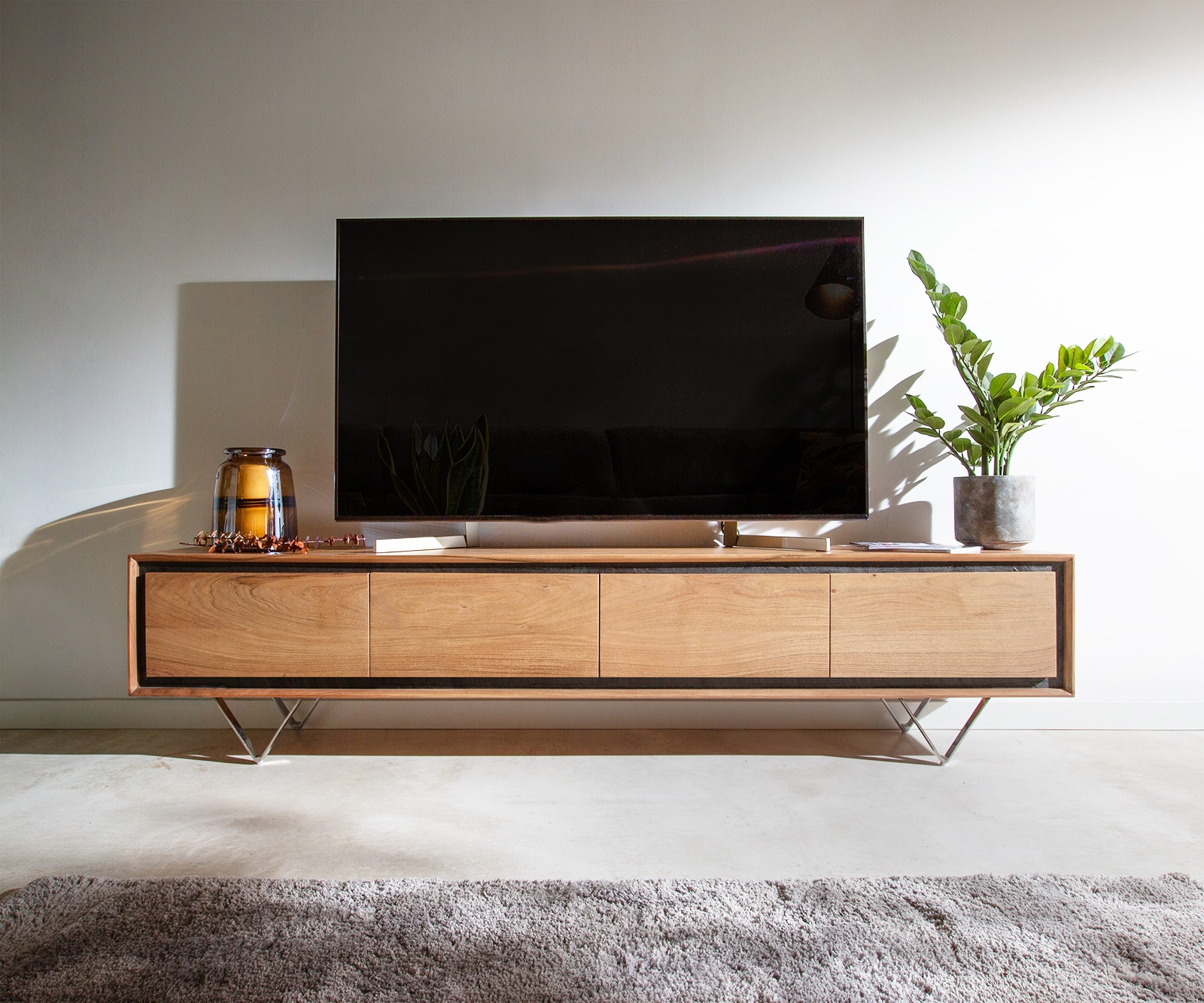 Buffet bas Stonegrace 200 cm acacia nature 4 portes placage en pierre pieds en V 1 Buffet bas Stonegrace 200 cm acacia nature 4 portes placage en pierre pieds en V 1