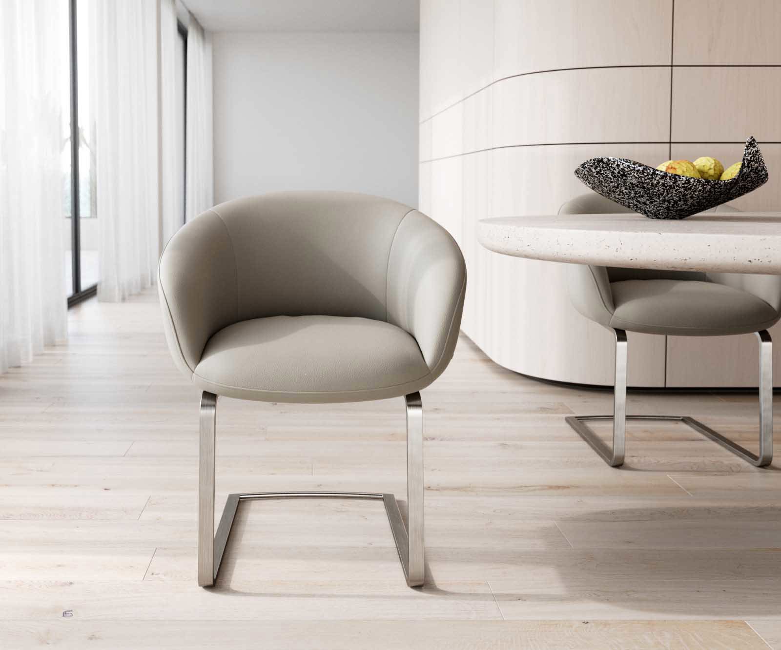Cantilever Vinka-Flex avec accoudoirs cuir de vache couleur boue pied cantilever plat acier inoxydable brossé ressorts ensachés 1