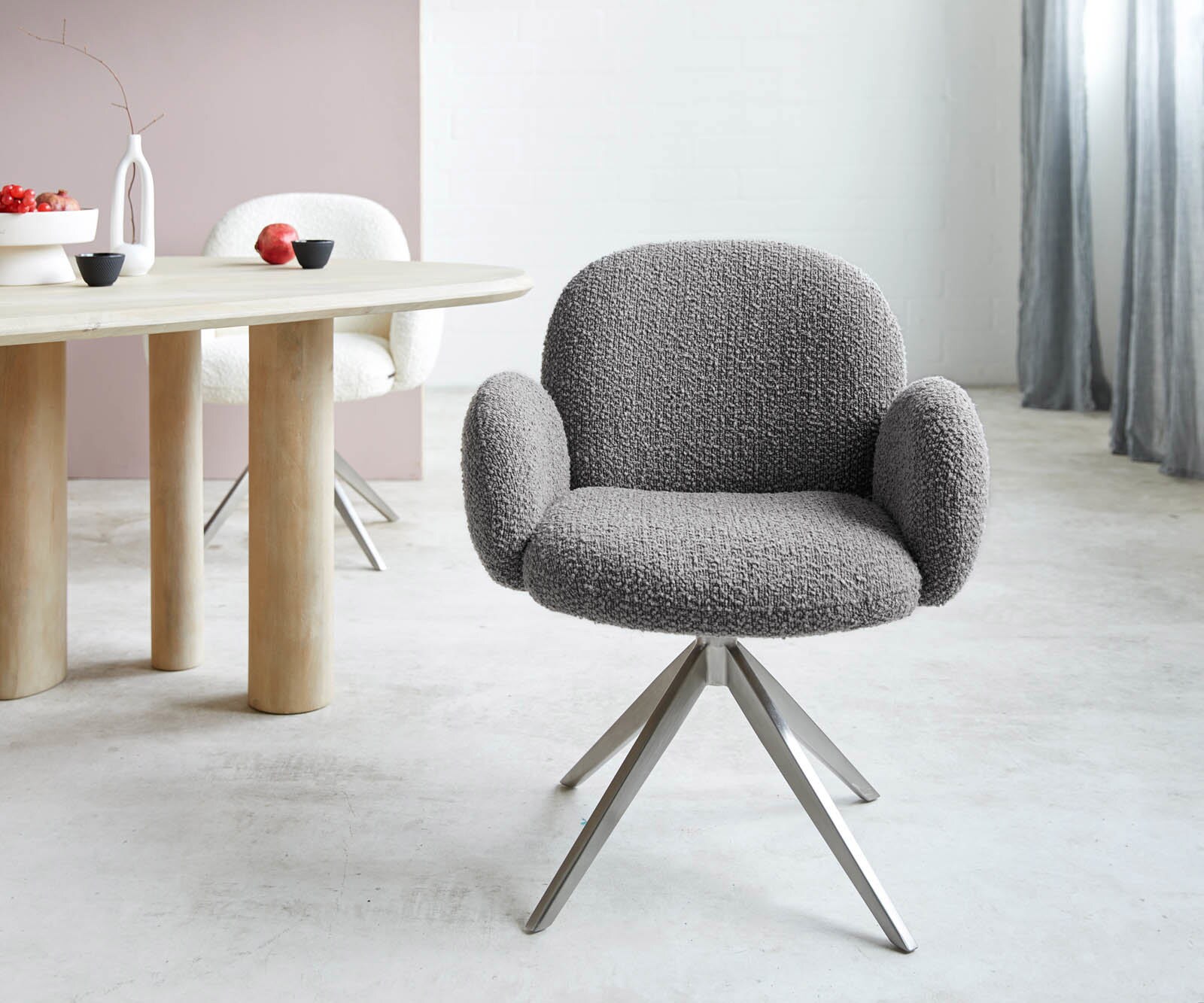 Drehstuhl Nube-Flex mit Armlehnen Bouclé Silbergrau Kreuzgestell breit Edelstahl 360° drehbar Taschenfederkern 1