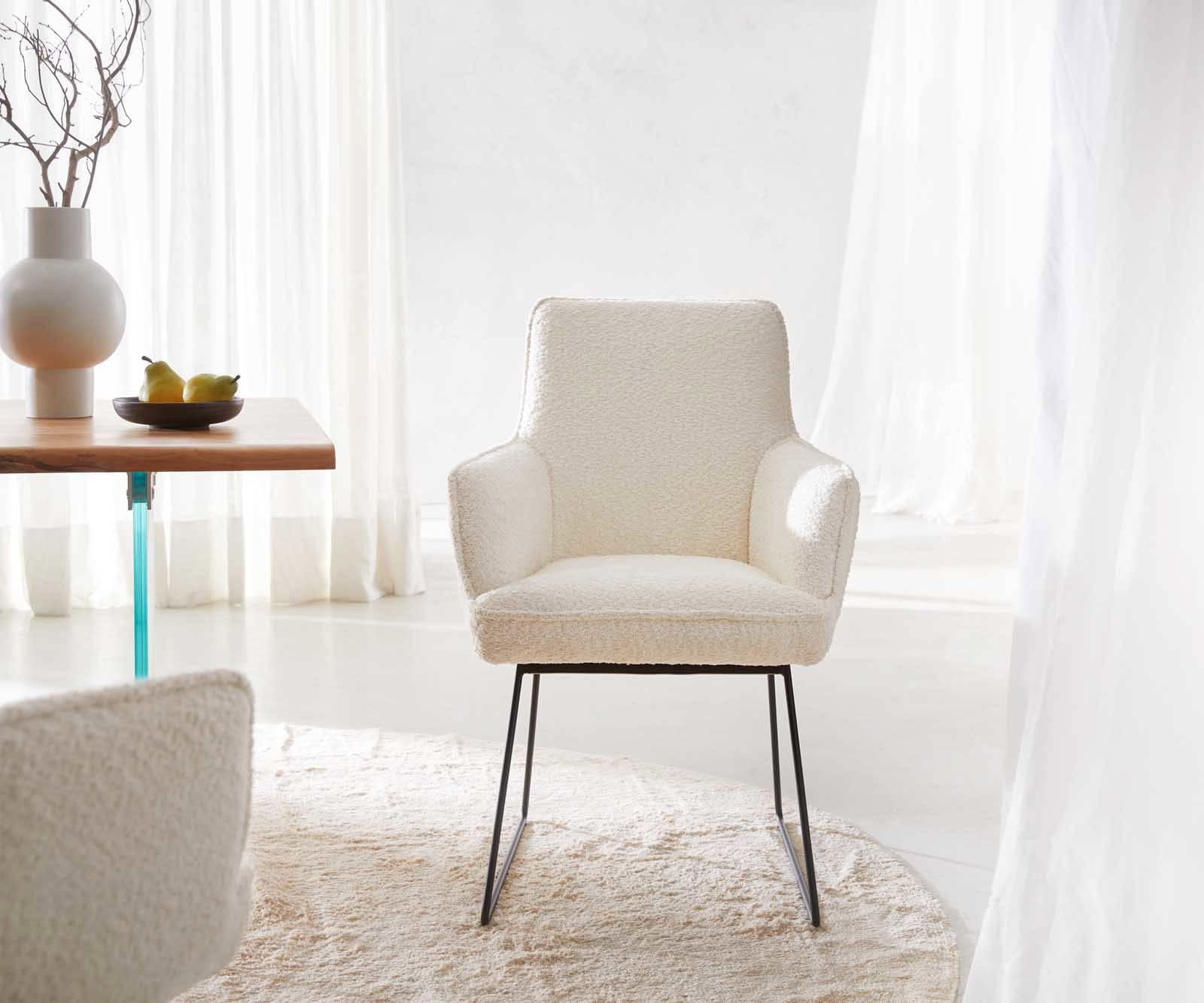 Esszimmerstuhl Heira-Flex mit Armlehnen Bouclé Weiß Kufengestell Schwarz Taschenfederkern 1 Esszimmerstuhl Heira-Flex mit Armlehnen Bouclé Weiß Kufengestell Schwarz Taschenfederkern 1