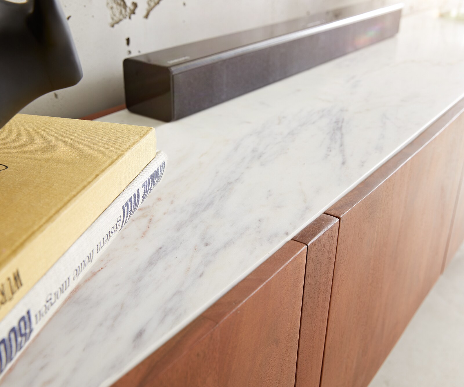 Lowboard Secara 200 cm Akazie Braun 4 Türen Marmor Füße Schwarz 6 Lowboard Secara 200 cm Akazie Braun 4 Türen Marmor Füße Schwarz 6