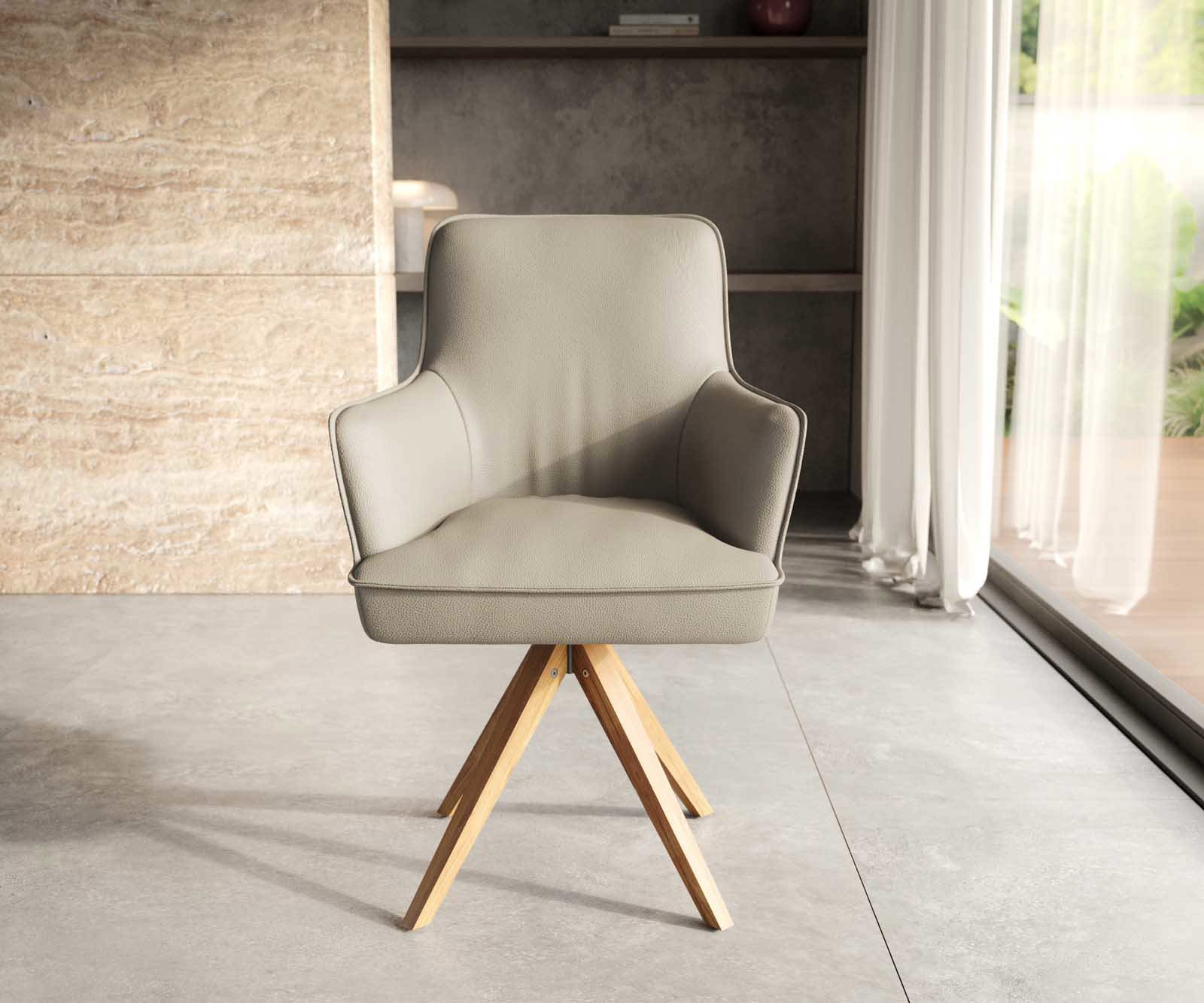 Chaise-pivotante Heira-Flex avec accoudoirs cuir de vache couleur boue pied en bois angulaire naturel pivotement sur 180° ressorts ensachés 1